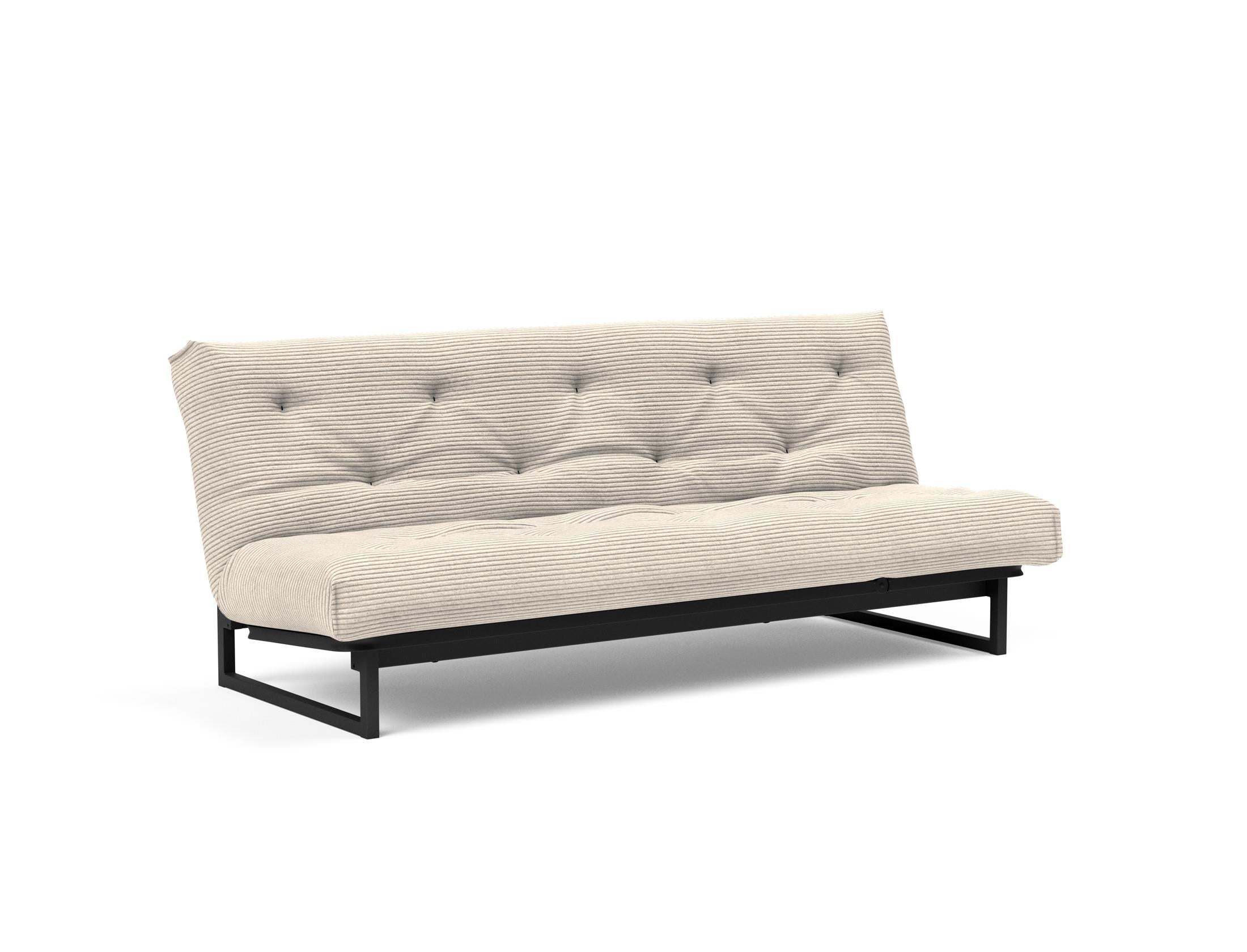 Fraction 120 Bettsofa Nordic Soft Spring: modernes skandinavisches Design, ideal für kompakte Räume, bietet hohen Sitzkomfort und eine praktische Schlafgelegenheit.