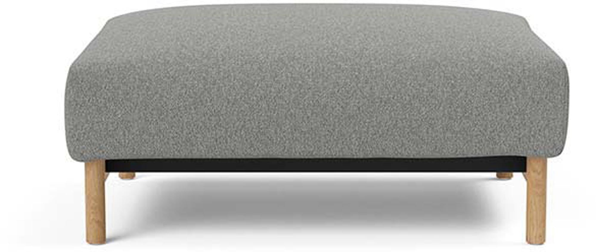 Entdecken Sie den Malloy Ottoman von Innovation Living: stilvoll, vielseitig und perfekt für kleine Räume. Hochwertige Eiche und individuelle Polsterung.