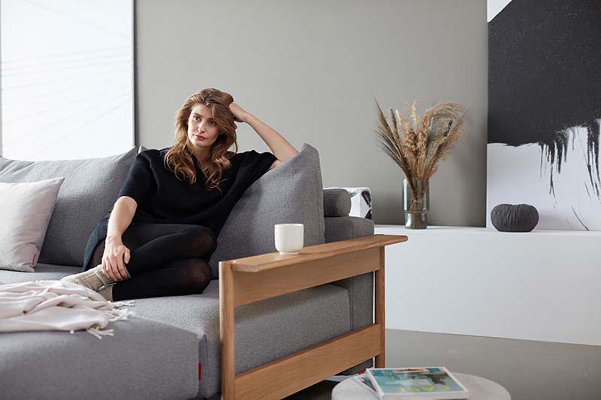 Der Malloy Ottoman von Innovation Living bietet stilvolle Vielseitigkeit. Perfekt als eleganter Hocker oder praktische Ablage für jeden Raum.