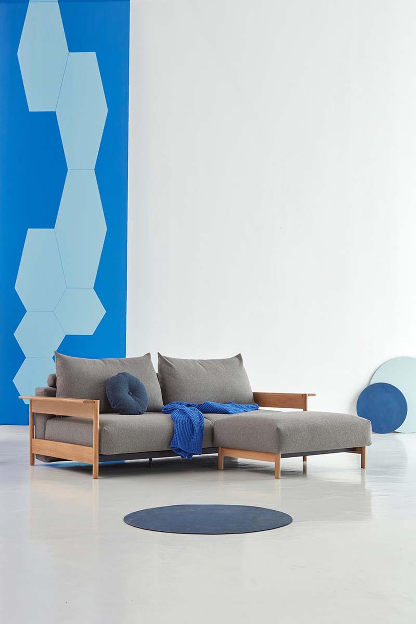 Der Malloy Ottoman von Innovation Living vereint modernes Design mit Funktionalität. Ideal als Hocker oder Ablage für jeden Wohnbereich.