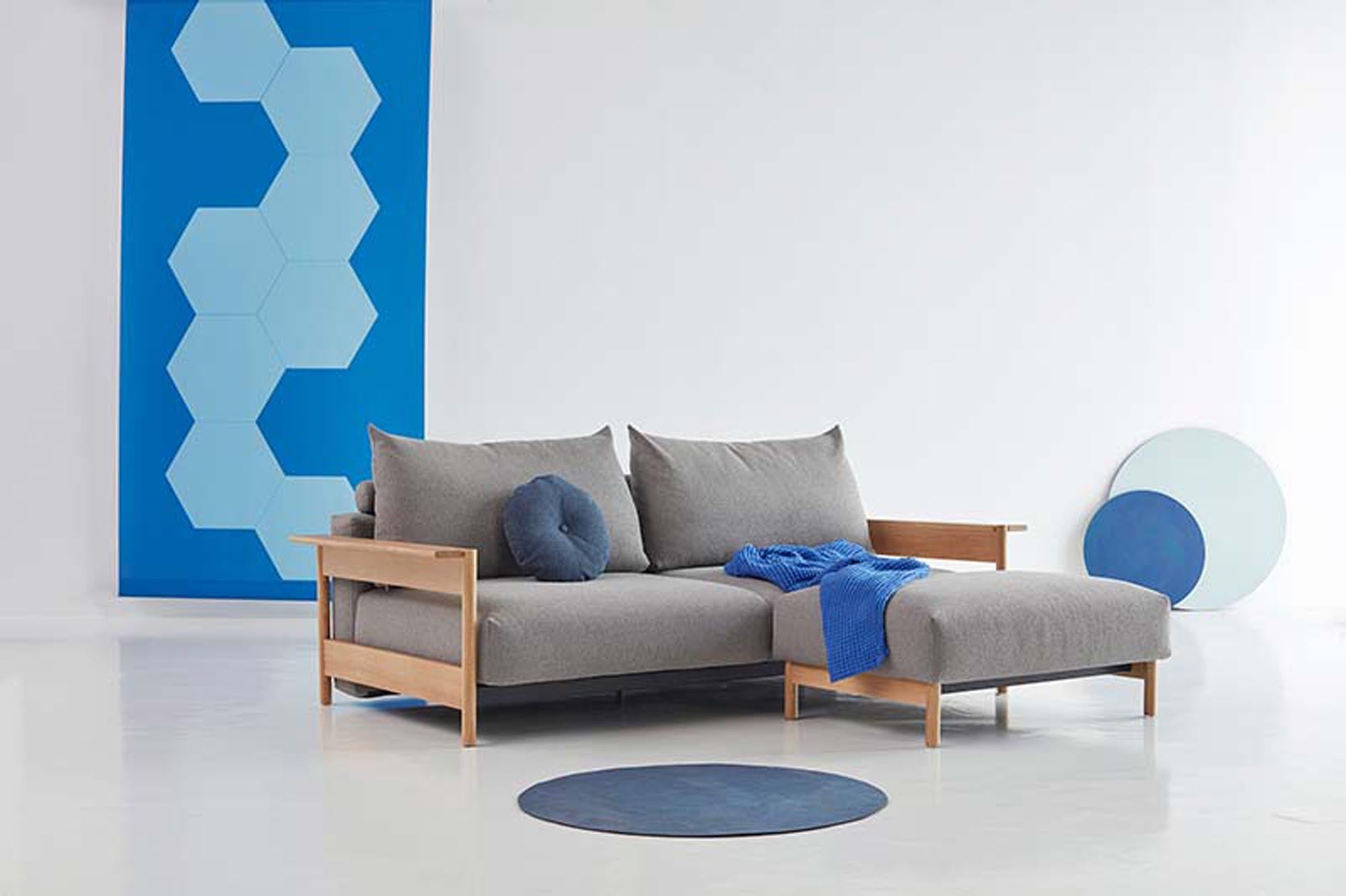 Der Malloy Ottoman von Innovation Living bietet stilvolle Vielseitigkeit. Perfekt als Hocker oder praktische Ablage für Ihr Zuhause.