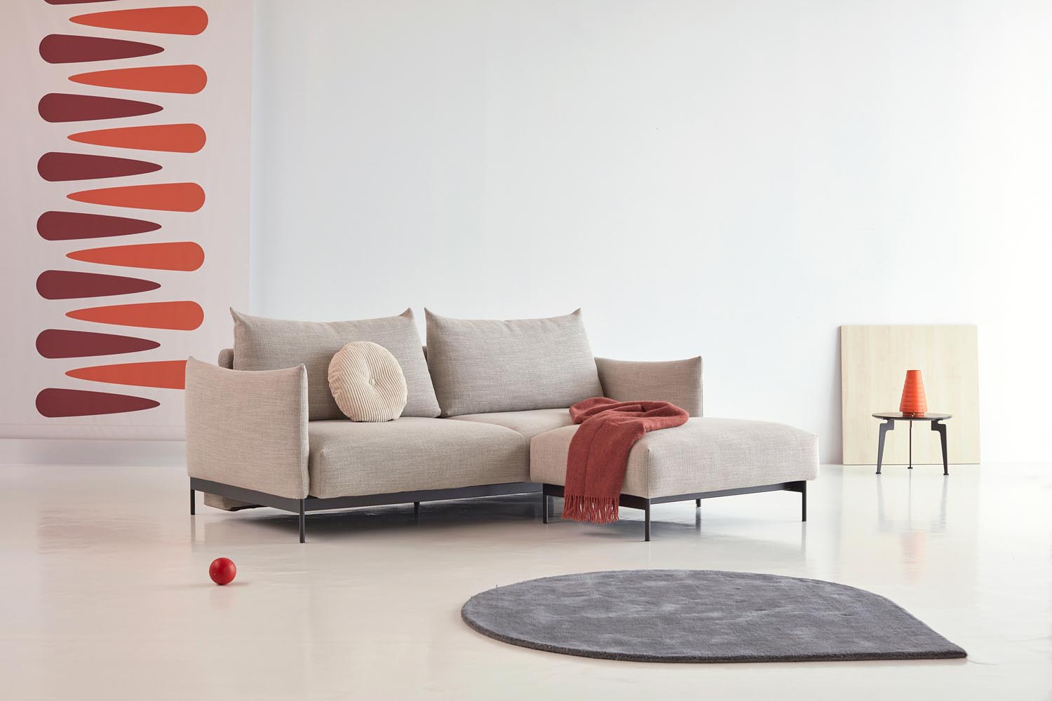 Der Malloy Ottoman von Innovation Living vereint elegantes Eichenholz mit vielseitiger Nutzung. Perfekt als Chaiselongue oder Couchtisch für jeden Raum.