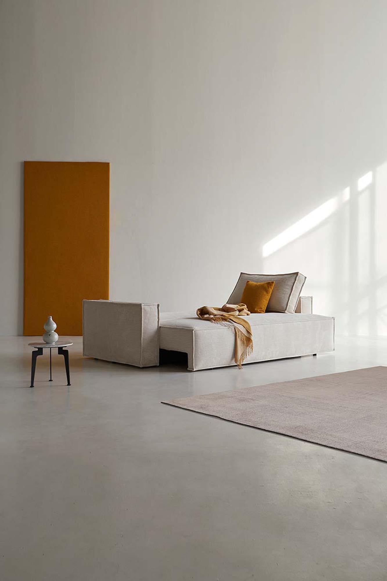 Entdecken Sie das Newilla Bettsofa von Innovation Living: stilvolles, funktionales Design, robust und ideal für kleine Räume mit praktischem Stauraum.