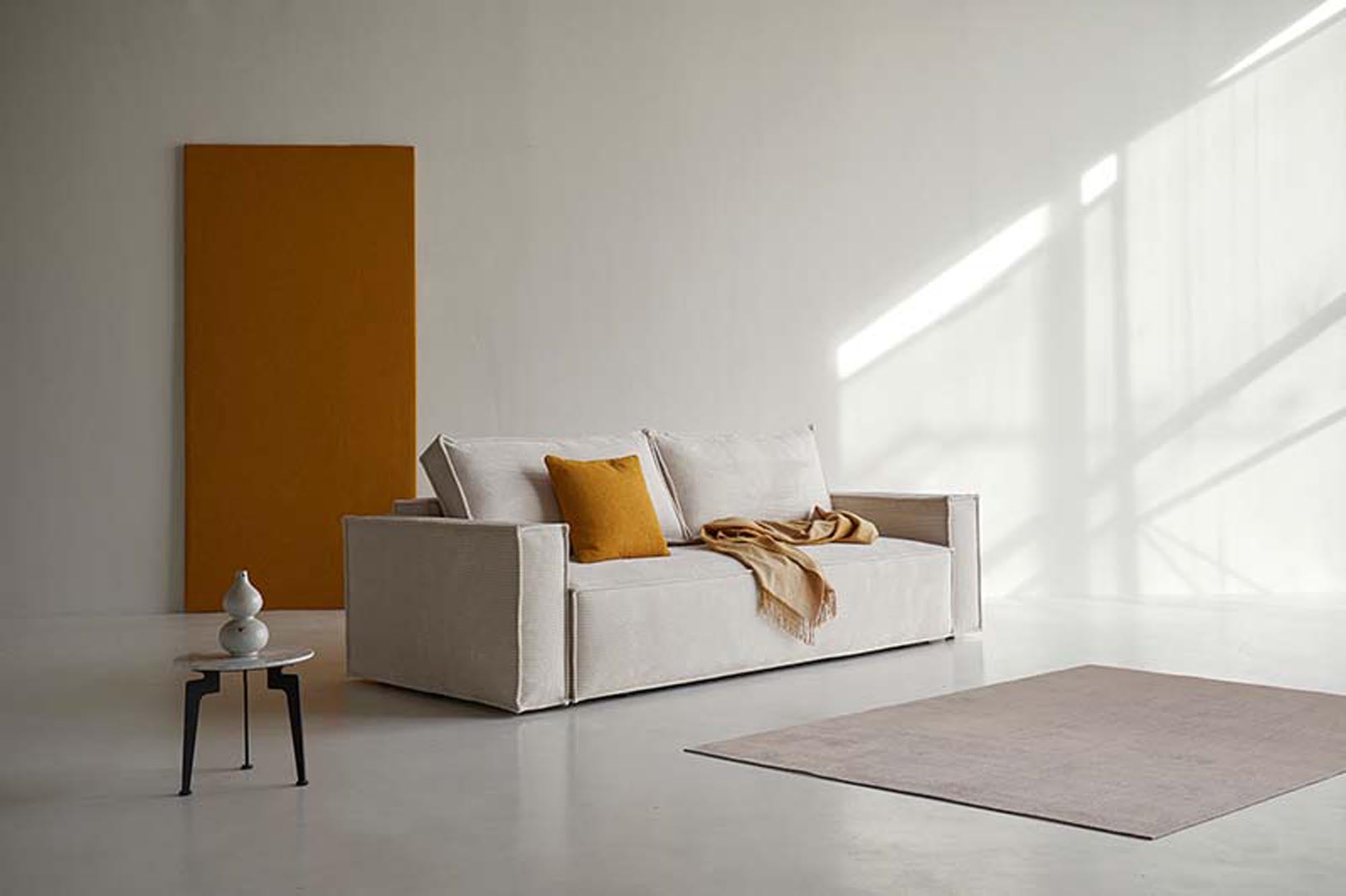 Erleben Sie das Newilla Bettsofa von Innovation Living: modernes Design, robust und praktisch mit Stauraum – ideal für kleine Räume und Gästezimmer.