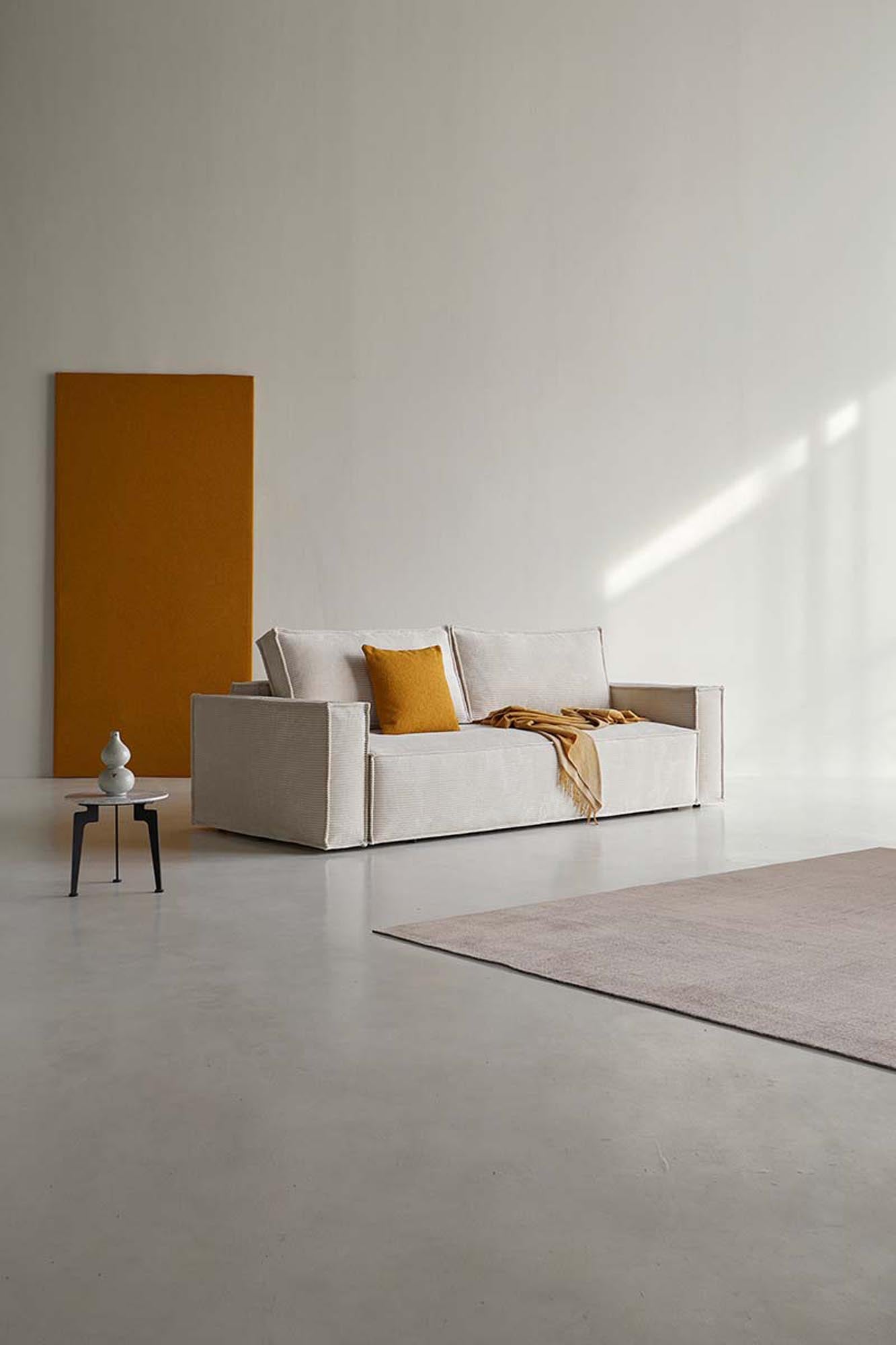 Erleben Sie das Newilla Bettsofa von Innovation Living: modernes Design, langlebige Materialien und cleverer Stauraum für Ihr stilvolles Zuhause.