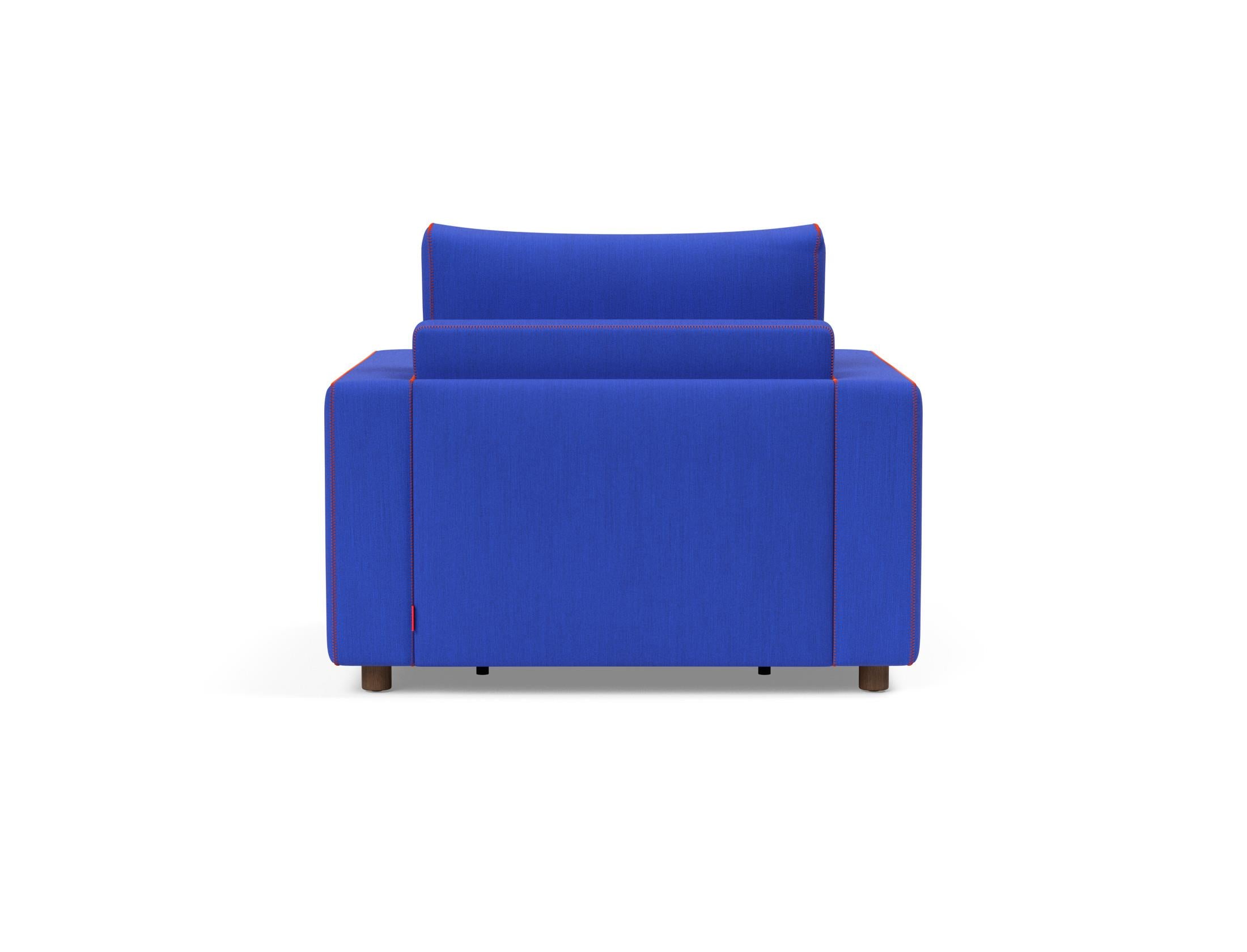 Erleben Sie den Neah X Sessel von Innovation Living: Elegantes Ultramarin, bequeme Standard Armlehnen und perfekt für gemütliche Momente.