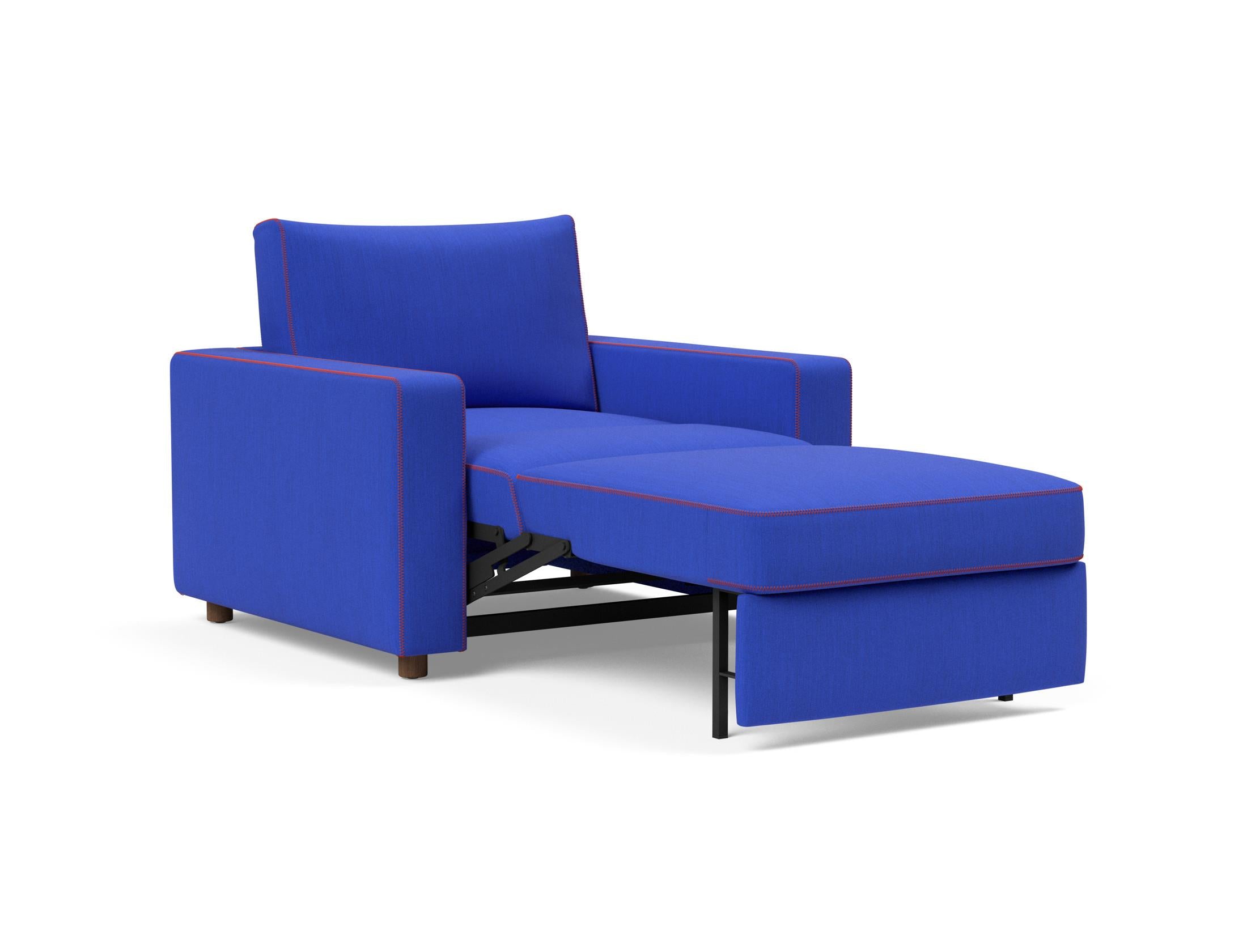 Entdecken Sie den Neah X Sessel von Innovation Living: Stilvolles Design in Ultramarin, ausgestattet mit bequemen Standard Armlehnen für optimalen Komfort.