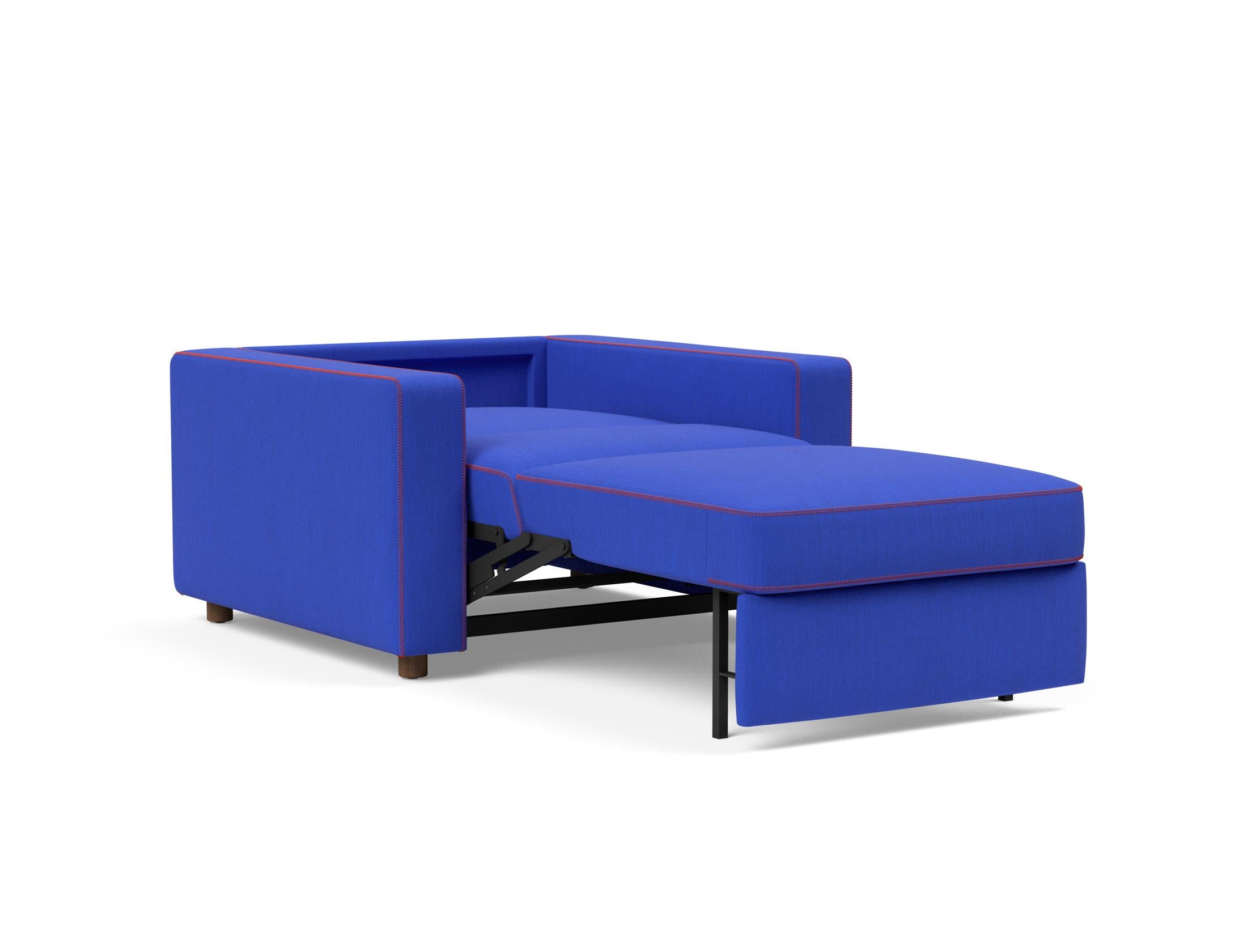 Geniessen Sie den Neah X Sessel von Innovation Living: Elegantes Ultramarin, ergonomische Standard Armlehnen für höchsten Sitzkomfort.