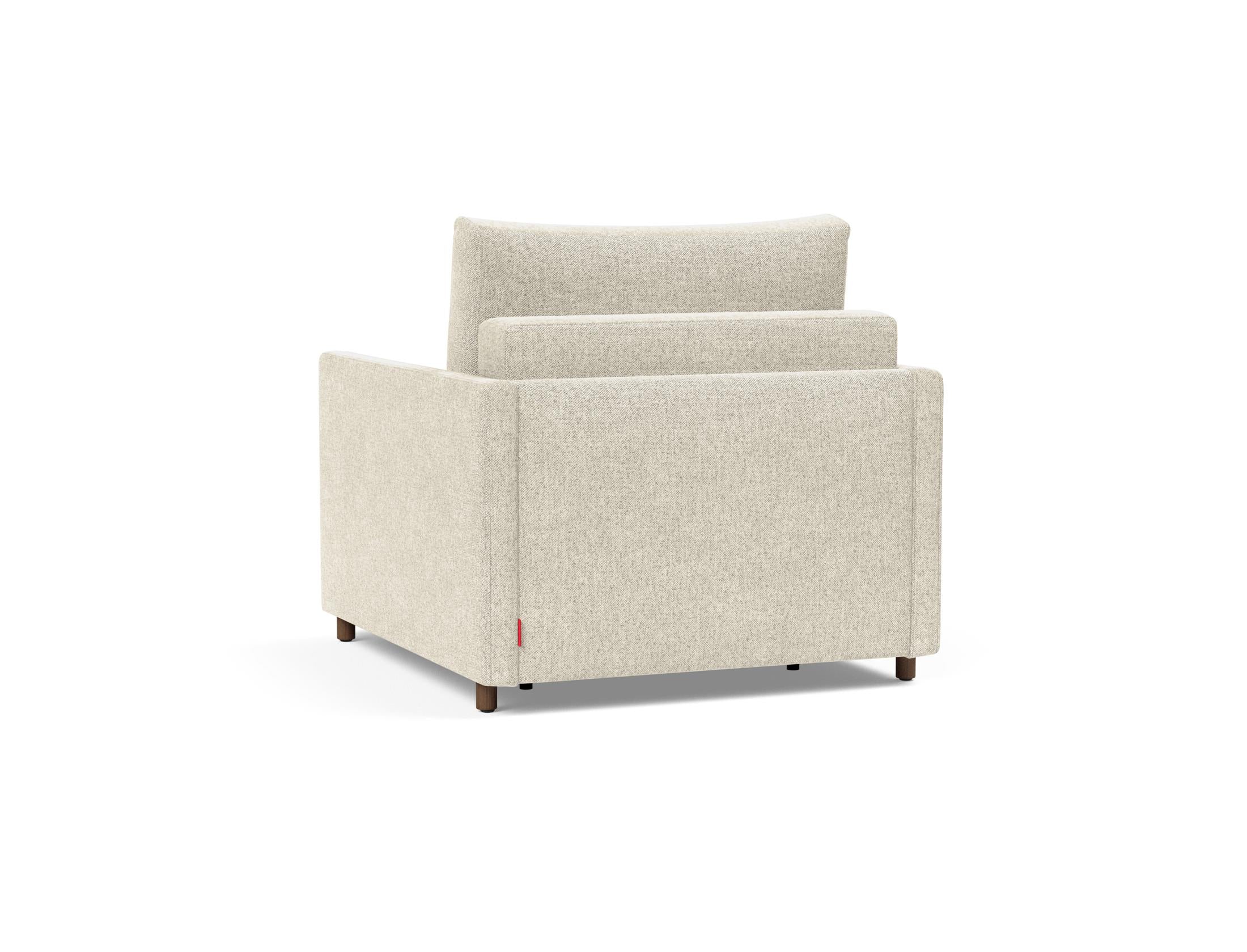 Der Neah Sessel von Innovation Living vereint modernes Design mit schlanken Armlehnen und sorgt für stilvollen Komfort in jedem Raum.