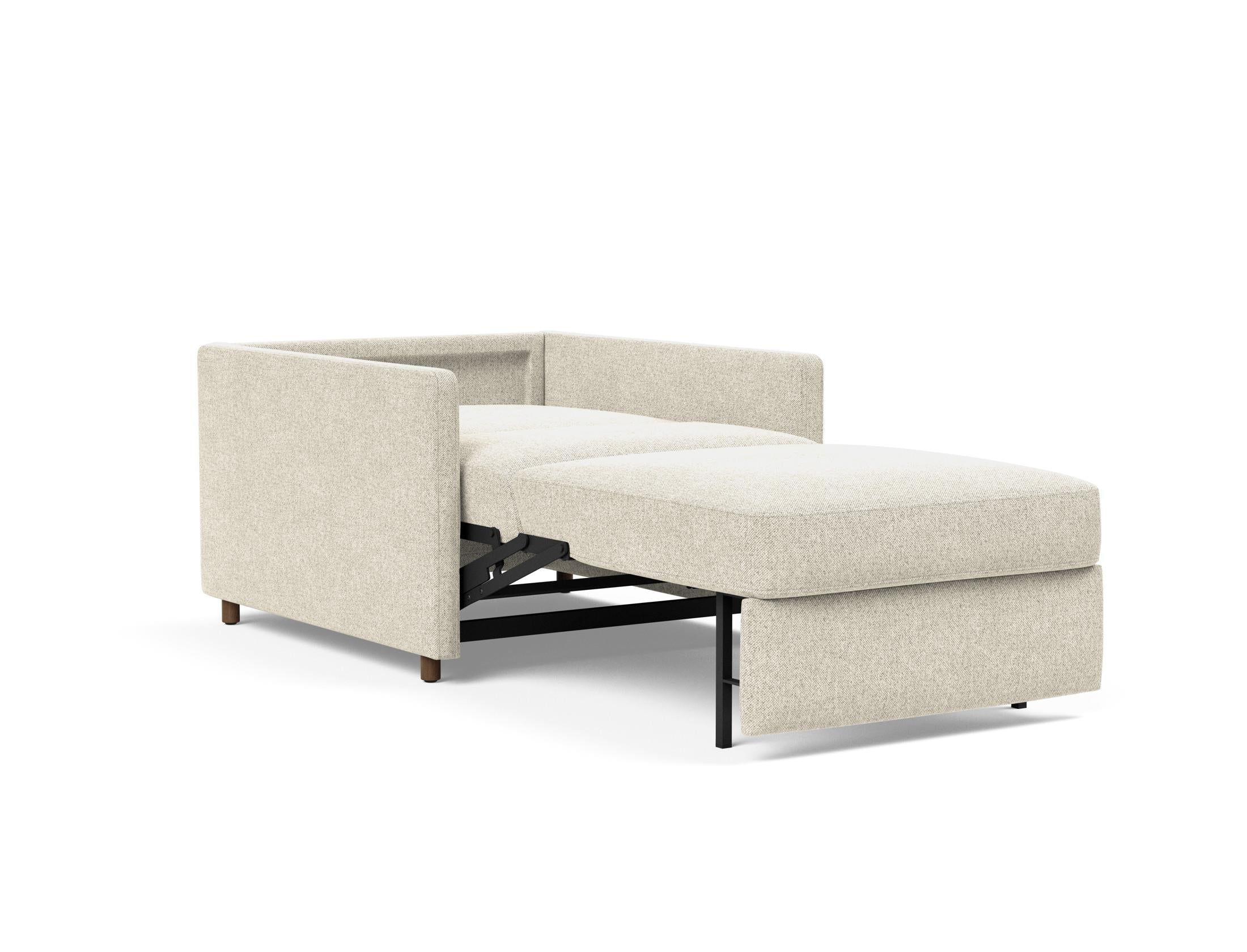 Der Neah Sessel von Innovation Living vereint modernes Design mit schlanken Armlehnen und sorgt für stilvollen Komfort in jedem Raum.