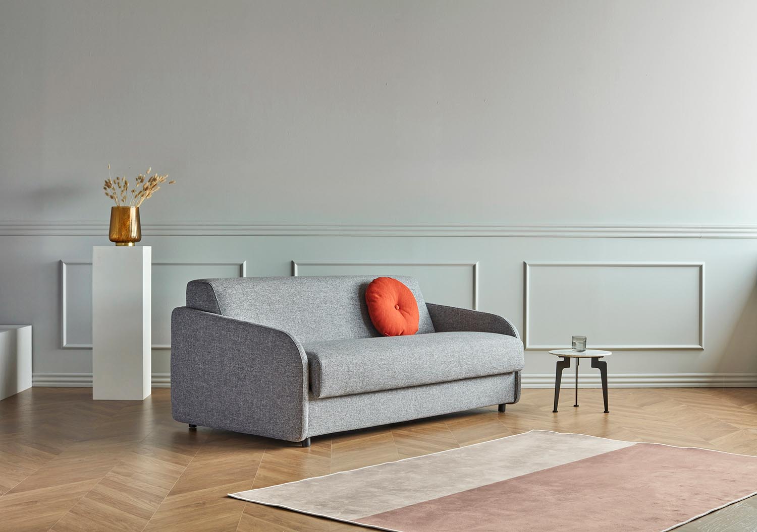 Erleben Sie das Eivor Klappsofa 140 von Innovation Living: elegantes Design, hochwertige Federkernmatratze und pflegeleichte Eigenschaften für jeden Wohnraum.