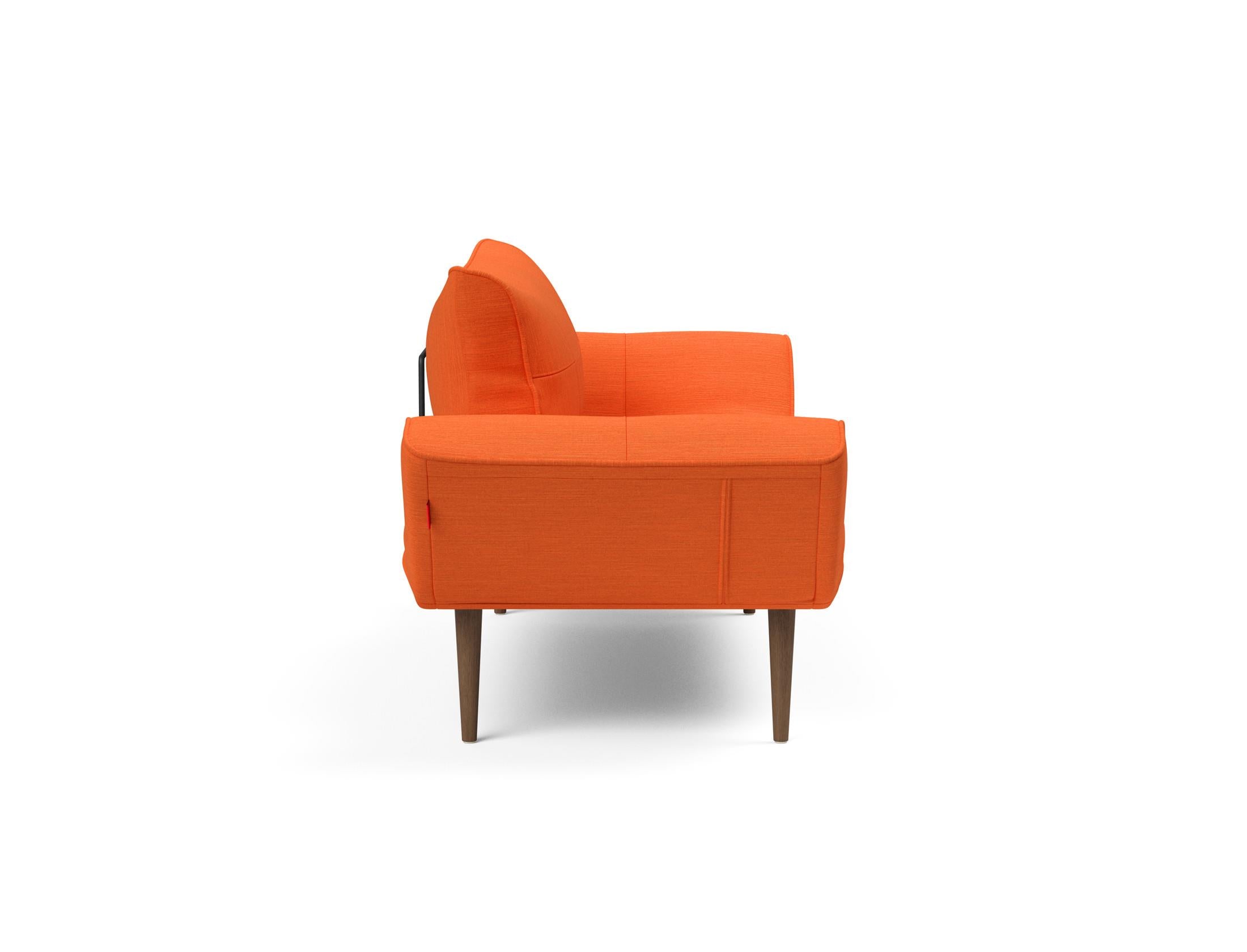 Erleben Sie das Zeal Klappsofa 70 Styletto von Innovation Living – ein elegantes, flexibles Sofa in Elegance Orange, perfekt für modernes Wohnen.