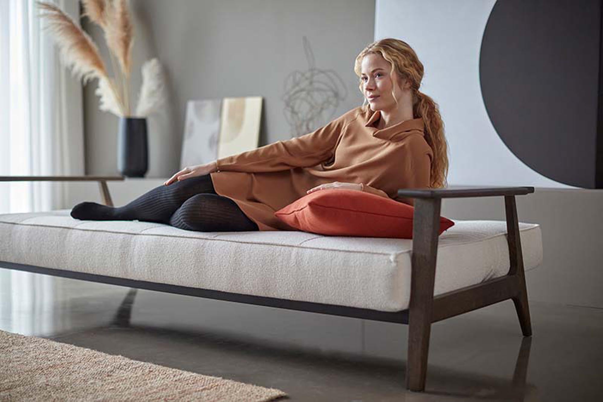 Erleben Sie das stilvolle Splitback Sofabett 115 Frej von Innovation Living – ideal für platzsparende Lösungen und zeitgemäße Einrichtung.