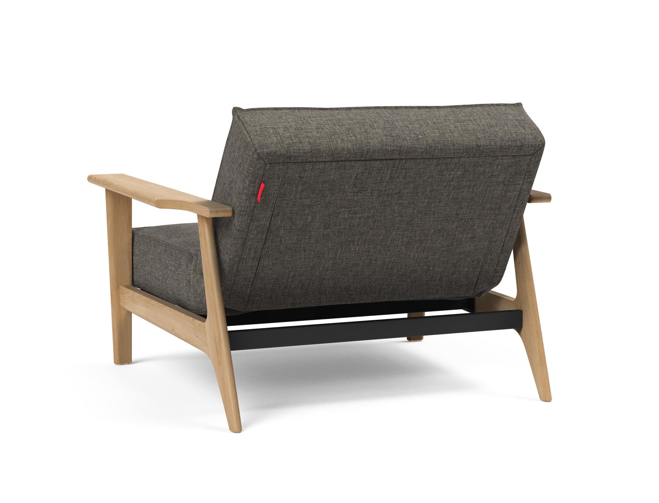 Entdecken Sie den Splitback Frej Sessel von Innovation Living – stilvolles dänisches Design, robuste Materialien und anpassbare Farben für jeden Raum.