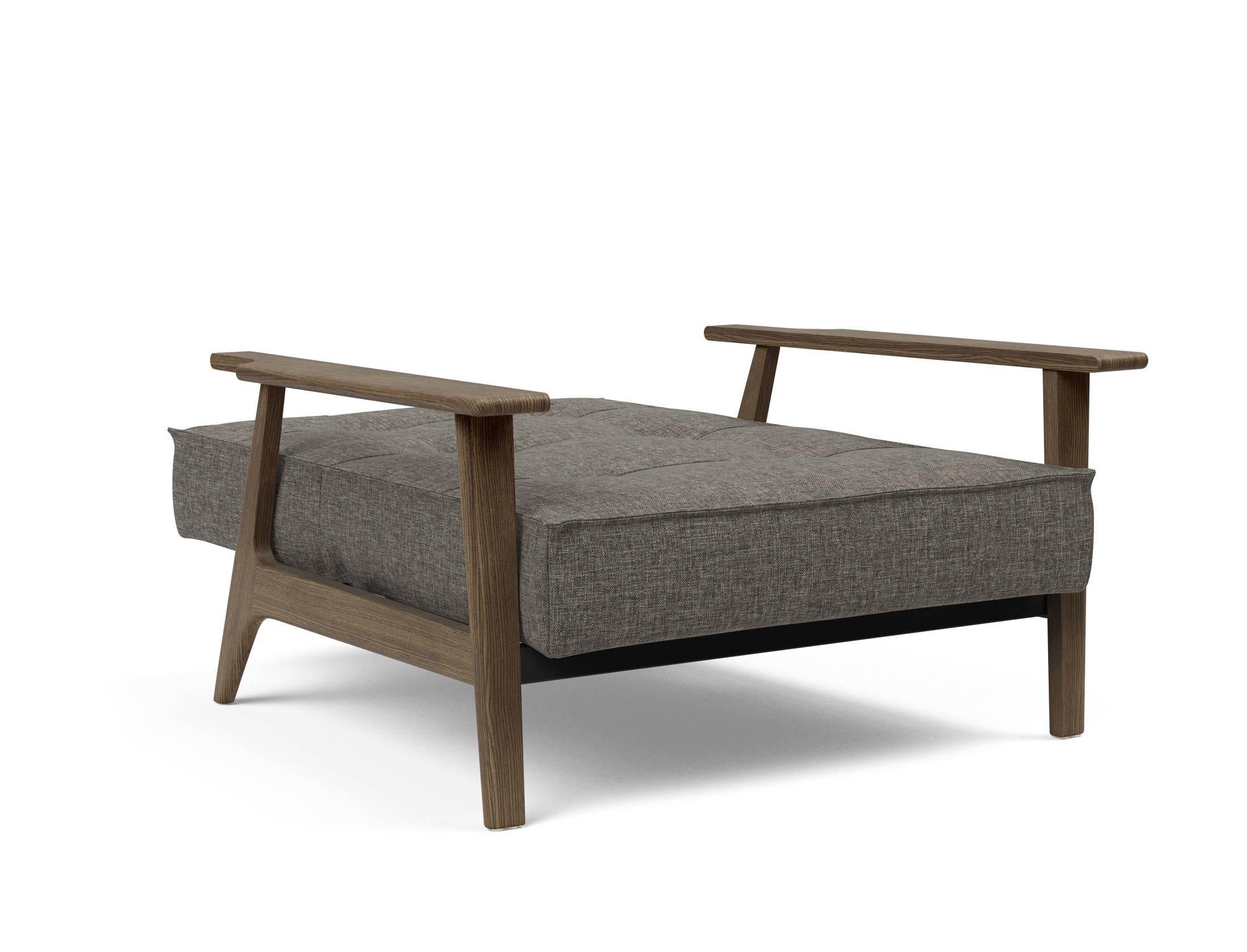 Entdecken Sie den Splitback Frej Sessel von Innovation Living – stilvolles dänisches Design, robuste Materialien und anpassbare Farben für jeden Raum.