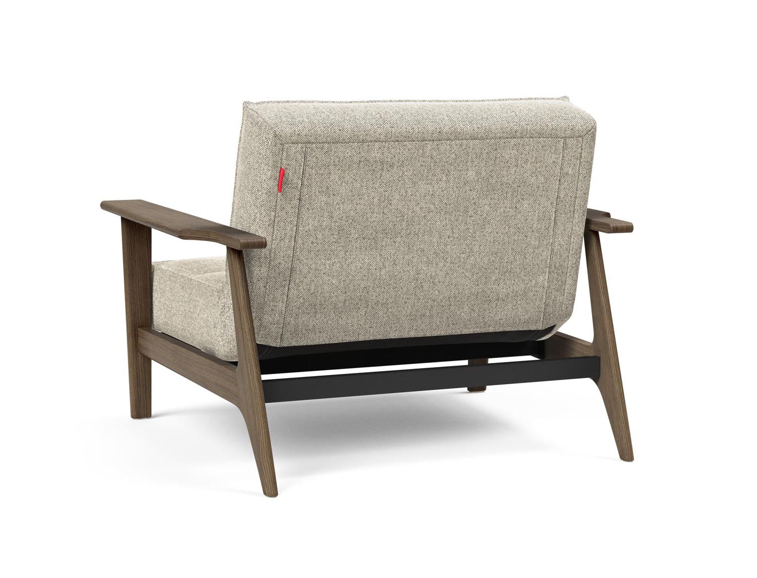 Erleben Sie den Splitback Frej Sessel von Innovation Living – ein elegantes Design aus Stahl und Eiche, ideal für jeden Raum.