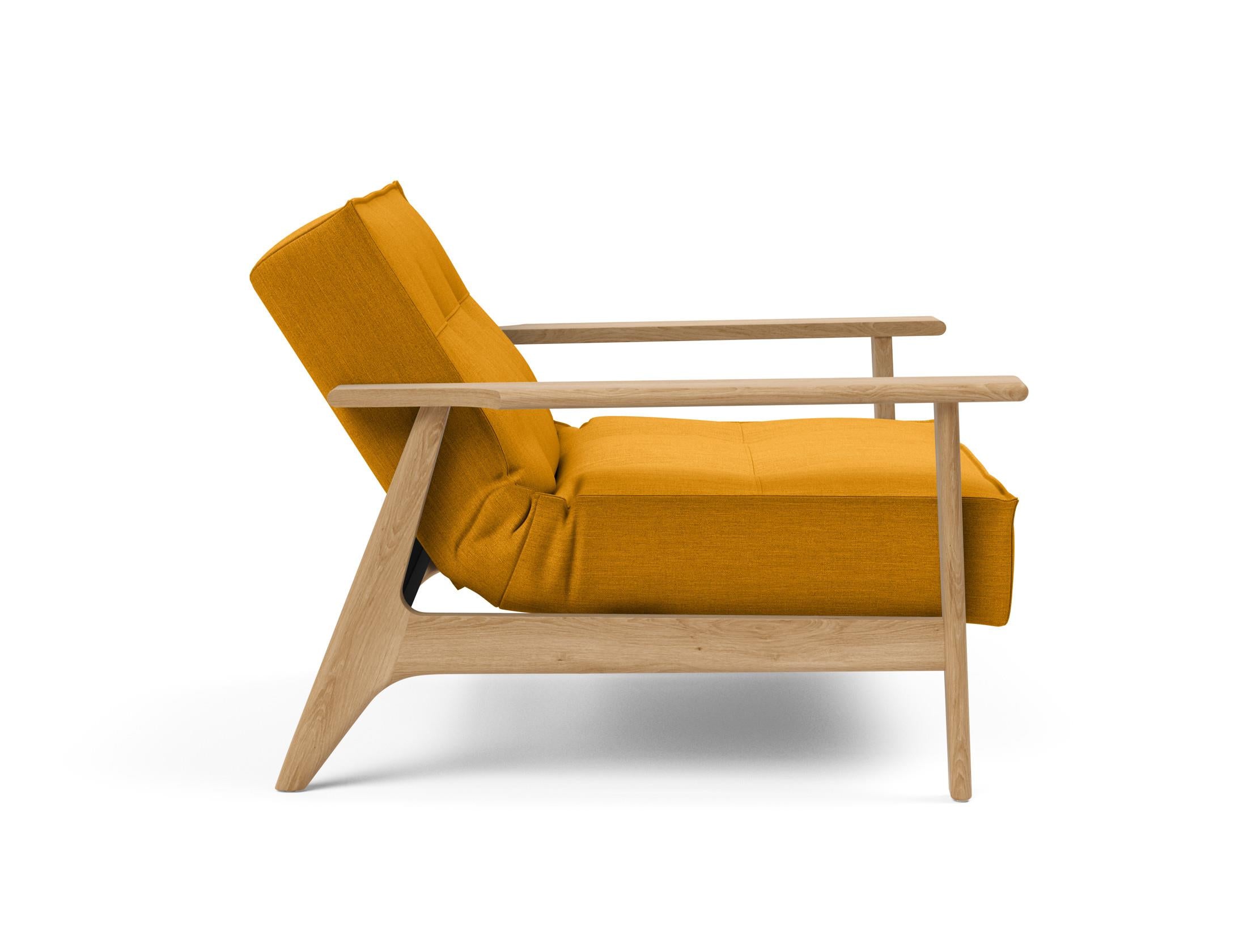 Entdecken Sie den Splitback Frej Sessel von Innovation Living – stilvolles dänisches Design, robuste Materialien und anpassbare Farben für jeden Raum.