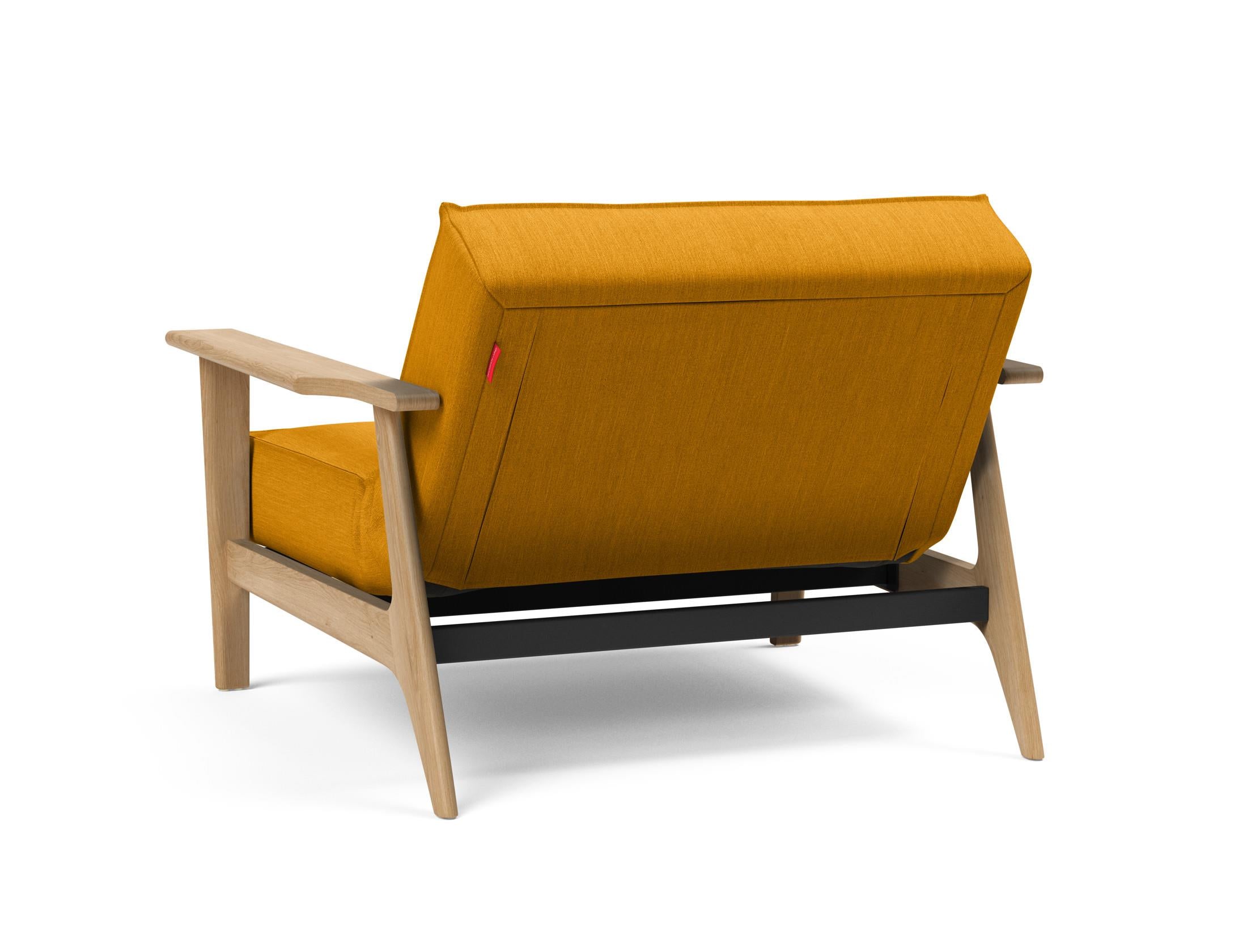 Entdecken Sie den Splitback Frej Sessel von Innovation Living – stilvolles dänisches Design, robuste Materialien und anpassbare Farben für jeden Raum.