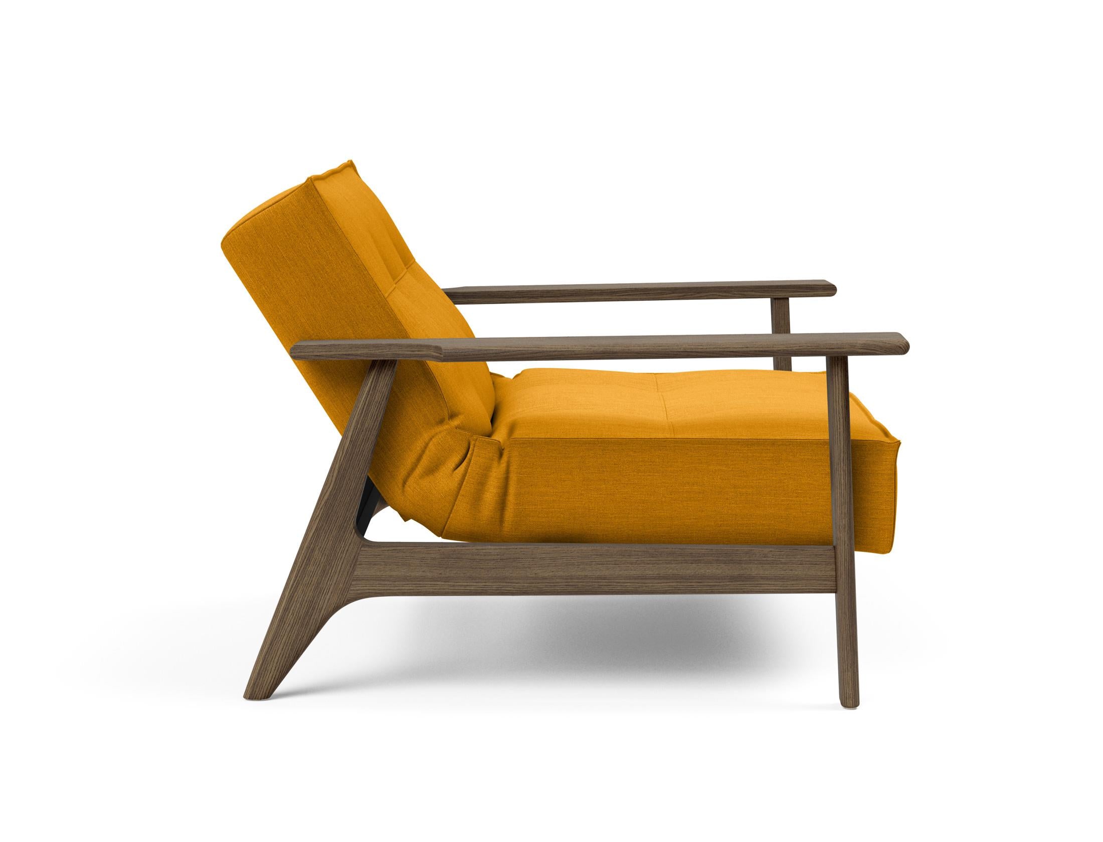 Entdecken Sie den Splitback Frej Sessel von Innovation Living – stilvolles dänisches Design, robuste Materialien und anpassbare Farben für jeden Raum.