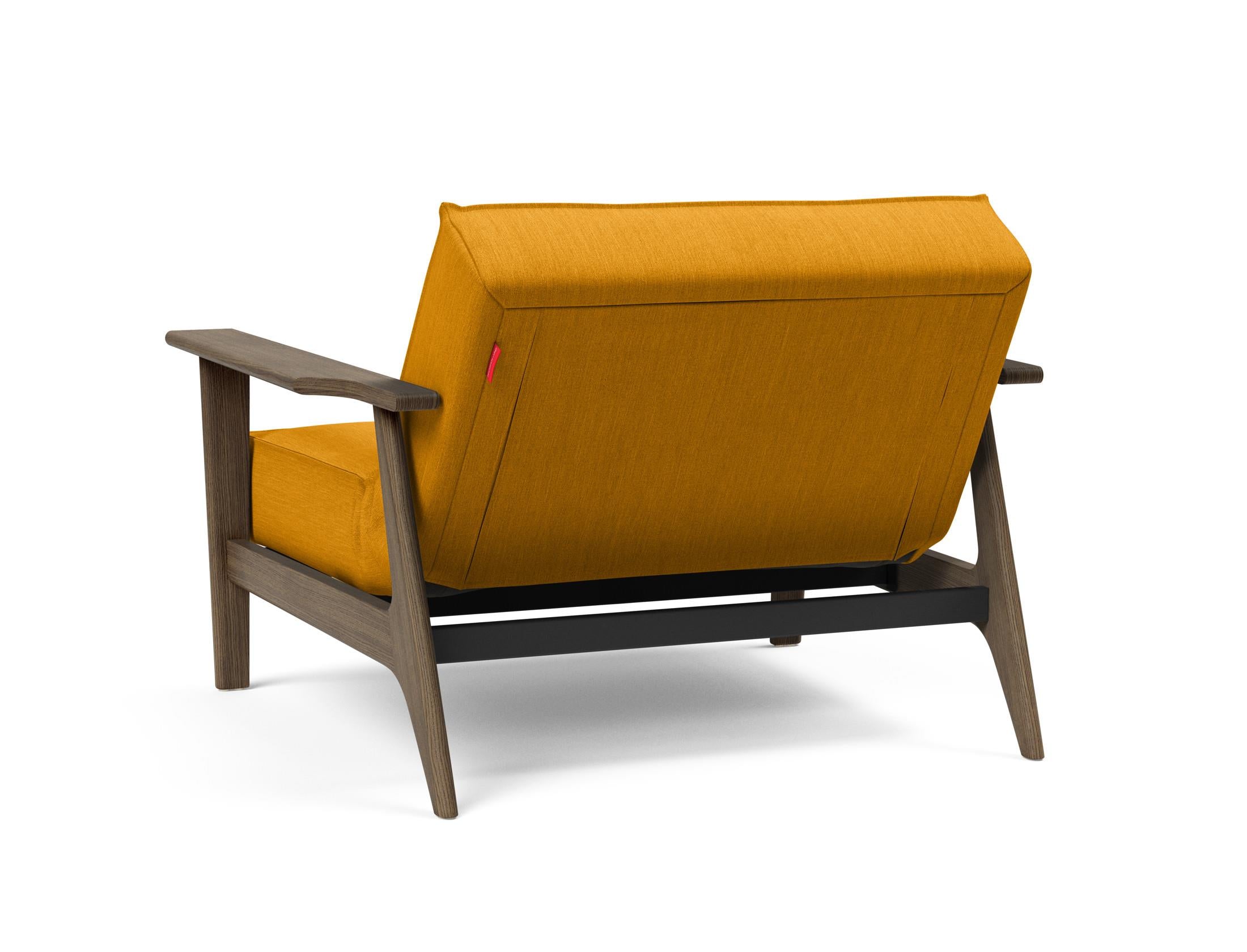 Entdecken Sie den Splitback Frej Sessel von Innovation Living – stilvolles dänisches Design, robuste Materialien und anpassbare Farben für jeden Raum.