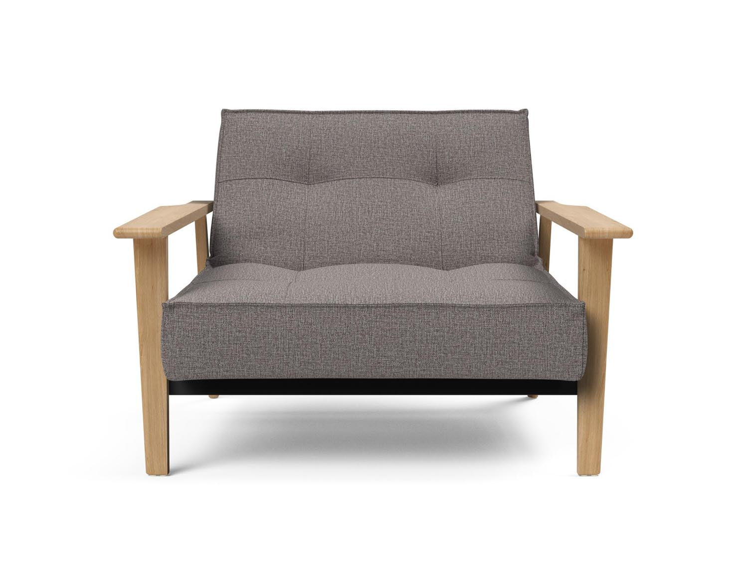 Erleben Sie den Splitback Frej Sessel von Innovation Living – ein elegantes Design aus Stahl und Eiche, ideal für jeden Raum.