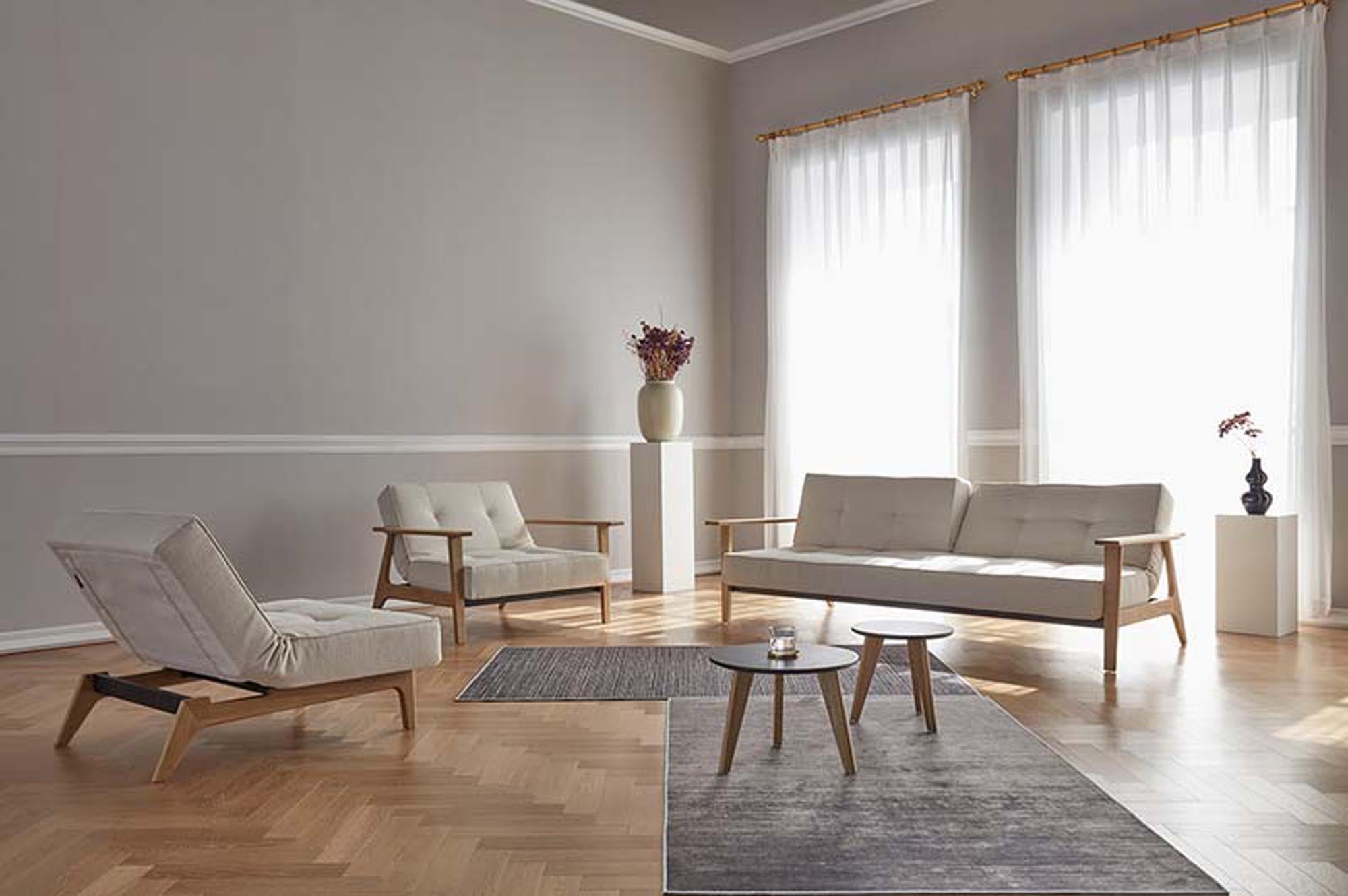 Entdecken Sie den Splitback Frej Sessel von Innovation Living – stilvolles dänisches Design, robuste Materialien und anpassbare Farben für jeden Raum.