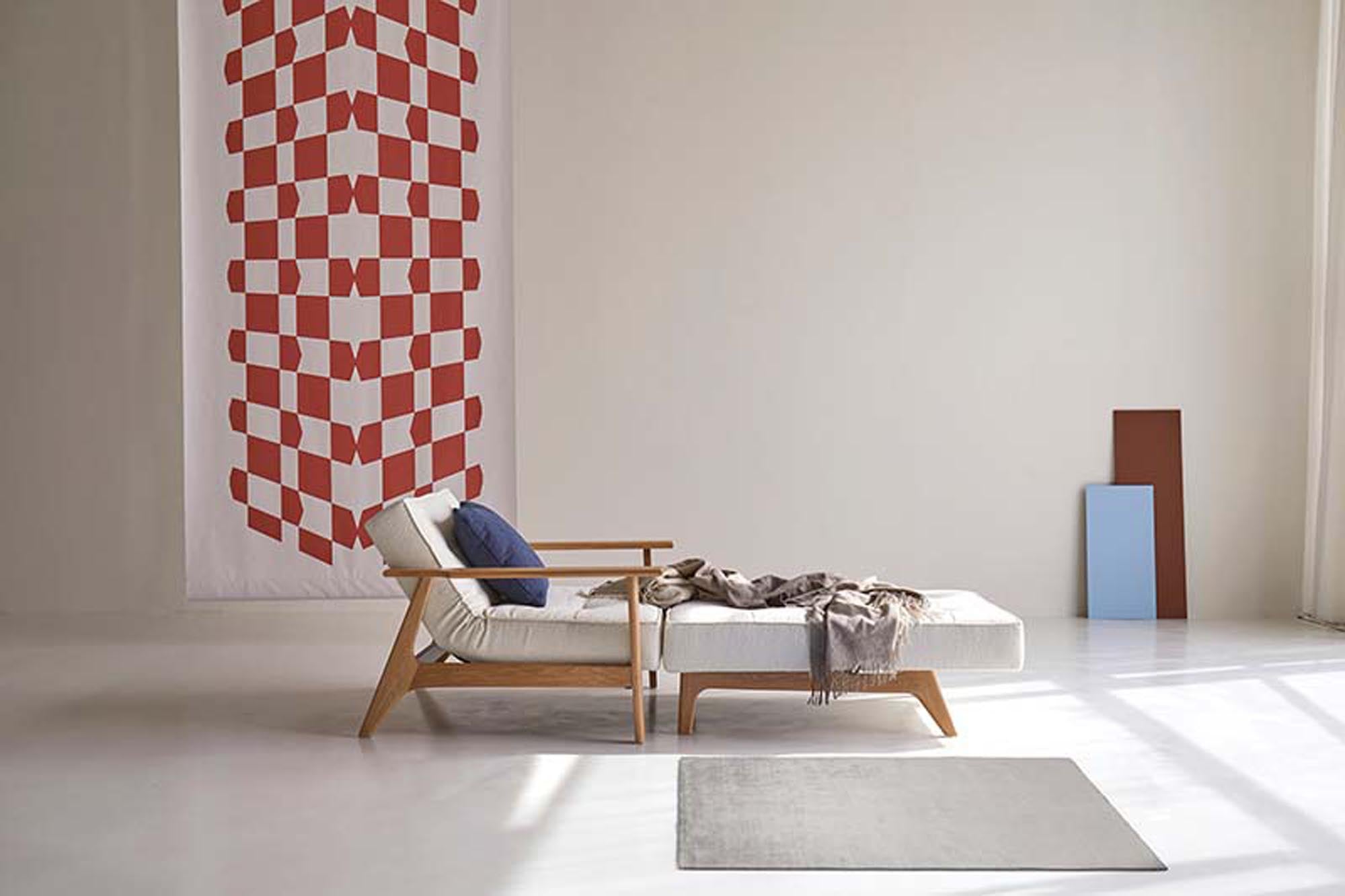 Entdecken Sie den Splitback Frej Sessel von Innovation Living – stilvolles dänisches Design, robuste Materialien und anpassbare Farben für jeden Raum.