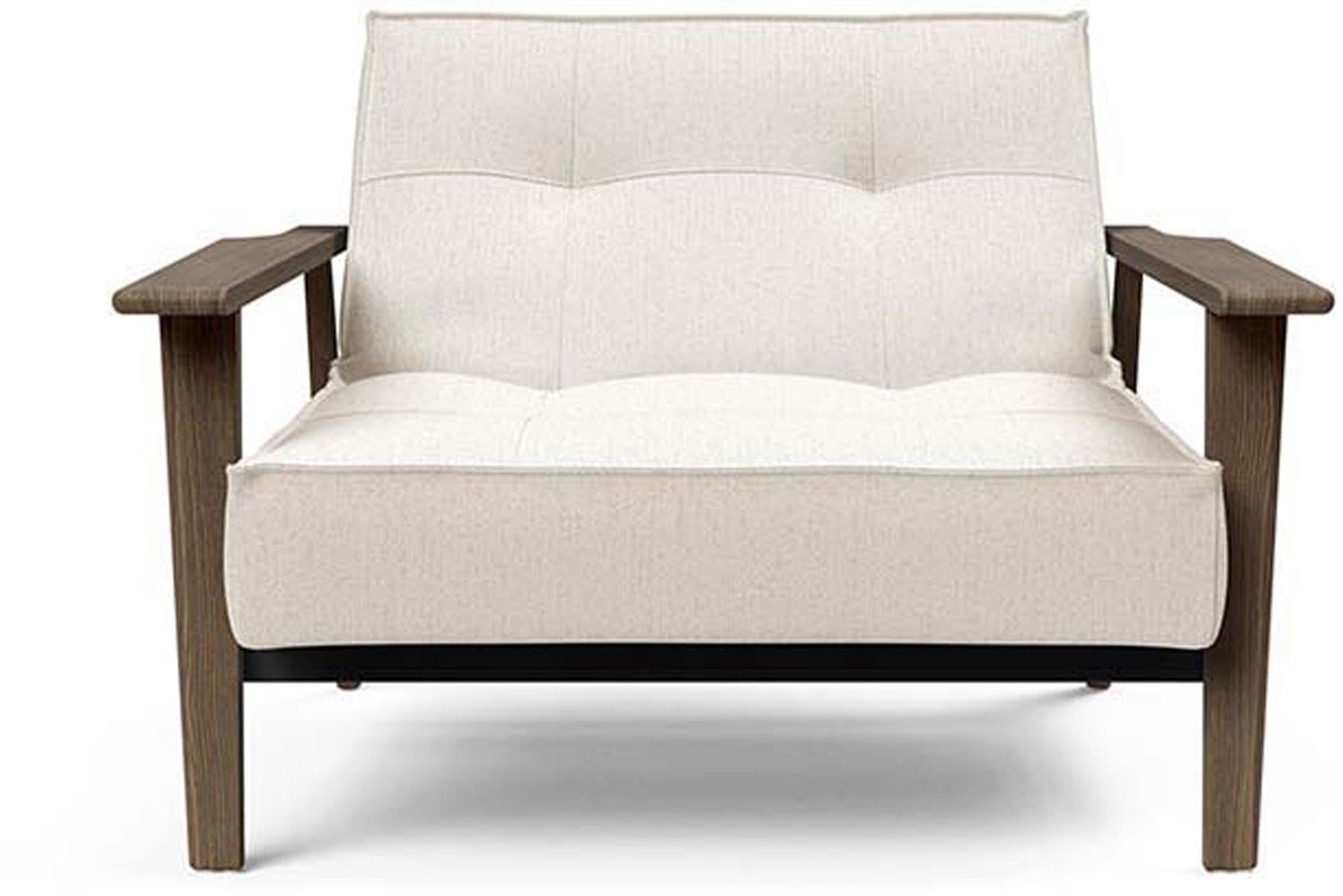 Entdecken Sie den Splitback Frej Sessel von Innovation Living – stilvolles dänisches Design, robuste Materialien und anpassbare Farben für jeden Raum.