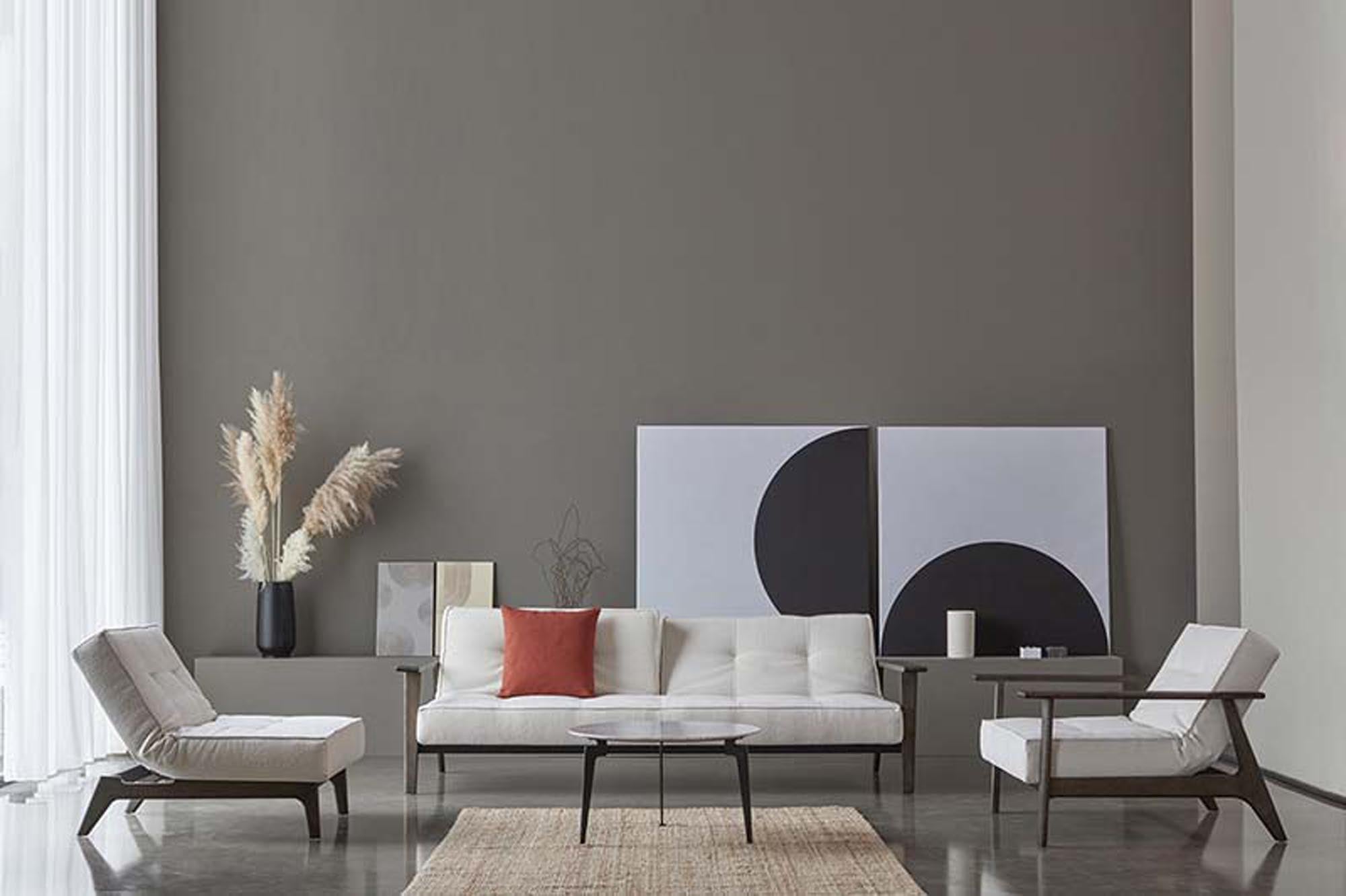 Entdecken Sie den Splitback Frej Sessel von Innovation Living – stilvolles dänisches Design, robuste Materialien und anpassbare Farben für jeden Raum.