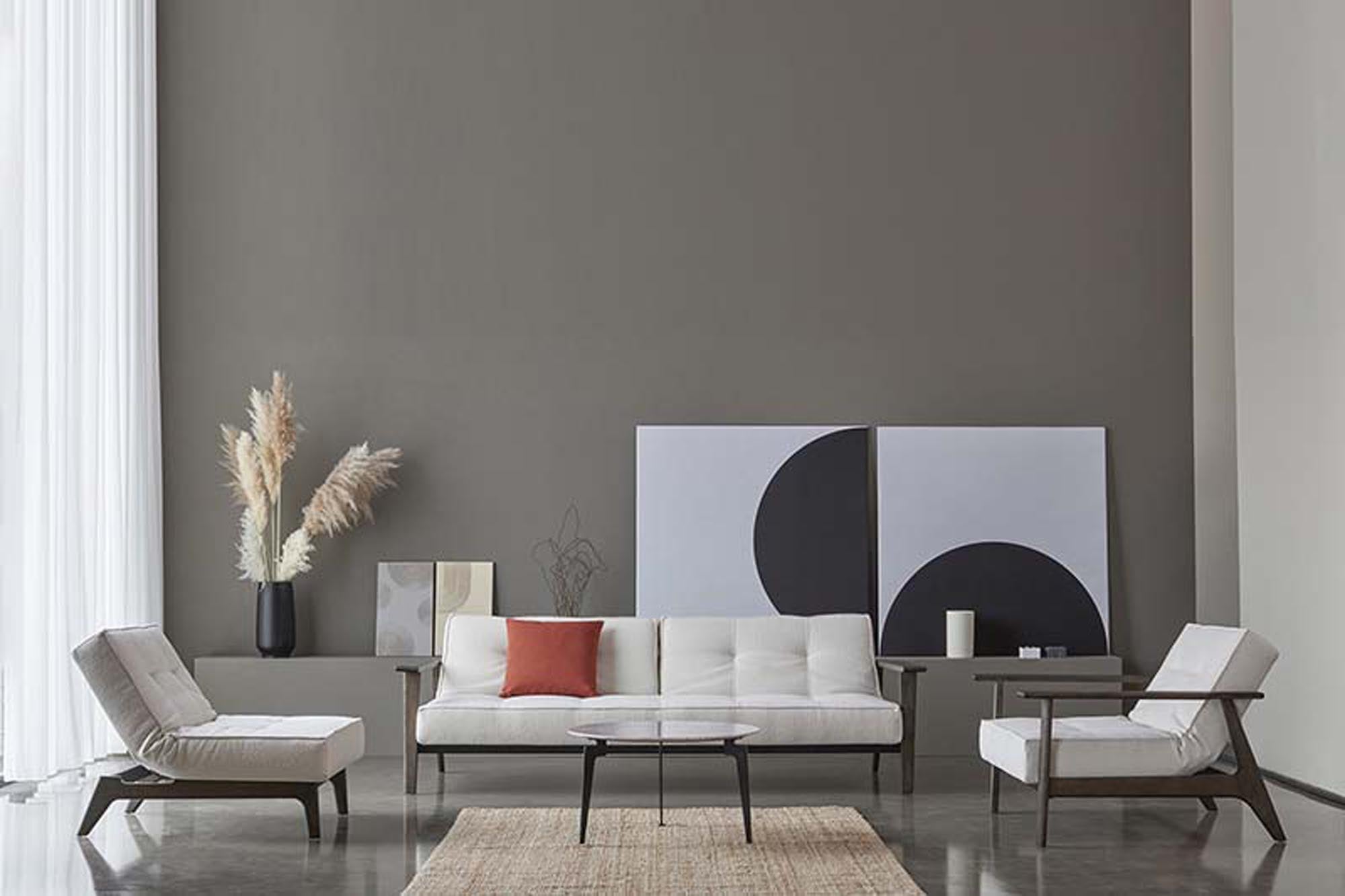 Erleben Sie den Splitback Frej Sessel: modernes dänisches Design, hochwertige Materialien und vielseitige Nutzungsmöglichkeiten für Ihr Zuhause.