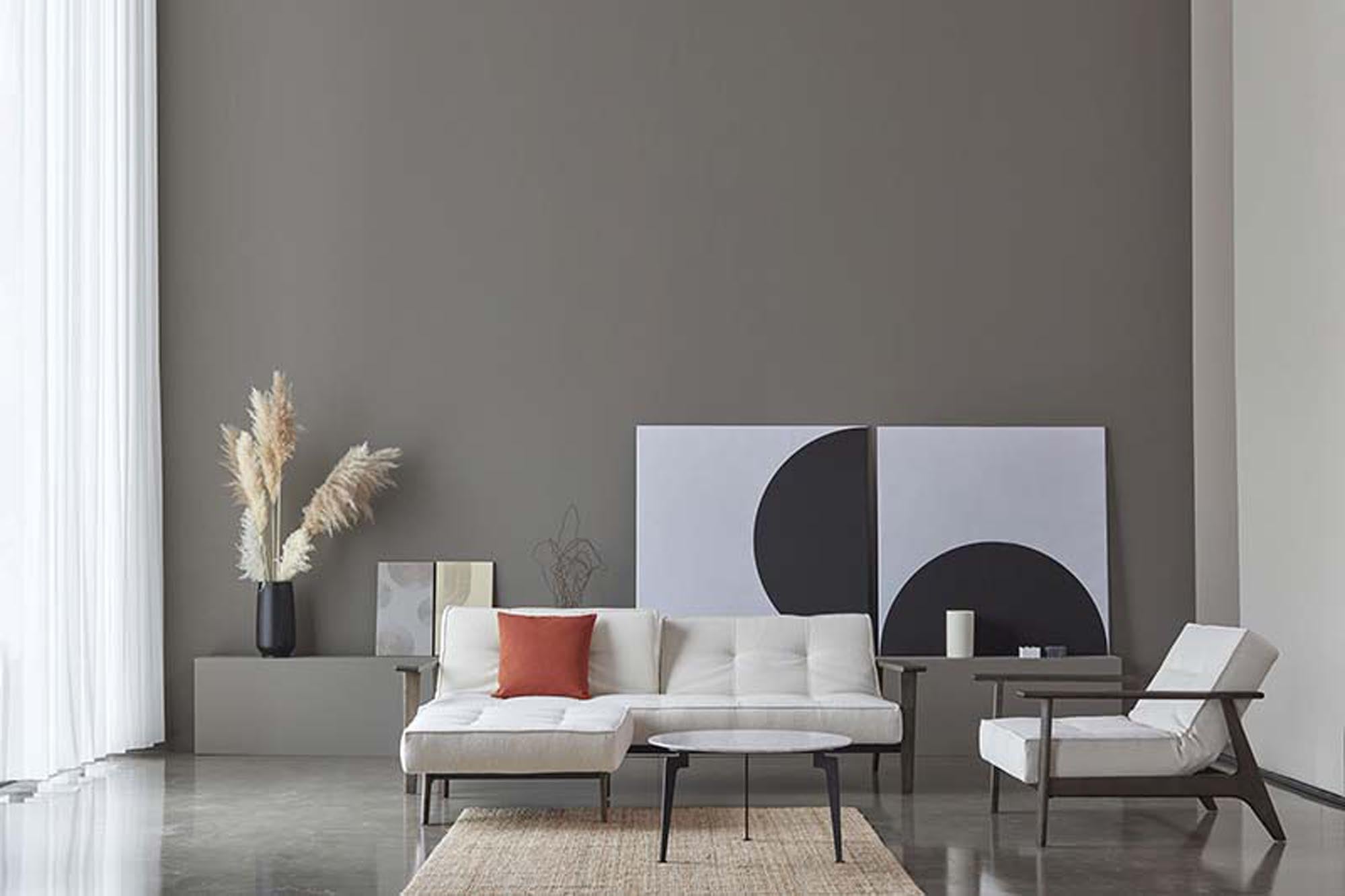 Entdecken Sie den Splitback Frej Sessel von Innovation Living – stilvolles dänisches Design, robuste Materialien und anpassbare Farben für jeden Raum.