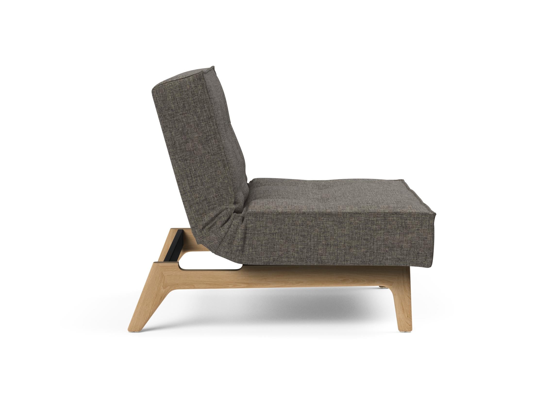 Erleben Sie den Splitback Eik Sessel von Innovation Living – ein stilvoller, flexibler Sessel aus hochwertigem Eichenholz und Stahl, ideal für jedes Zuhause.