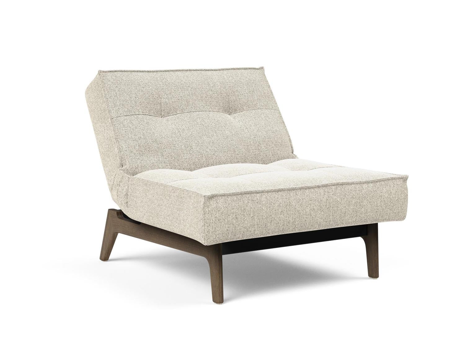 Erleben Sie den Splitback Eik Sessel von Innovation Living – ein stilvolles, flexibles Möbelstück aus robustem Eichenholz und stabilem Stahl, ideal für jedes Zuhause.