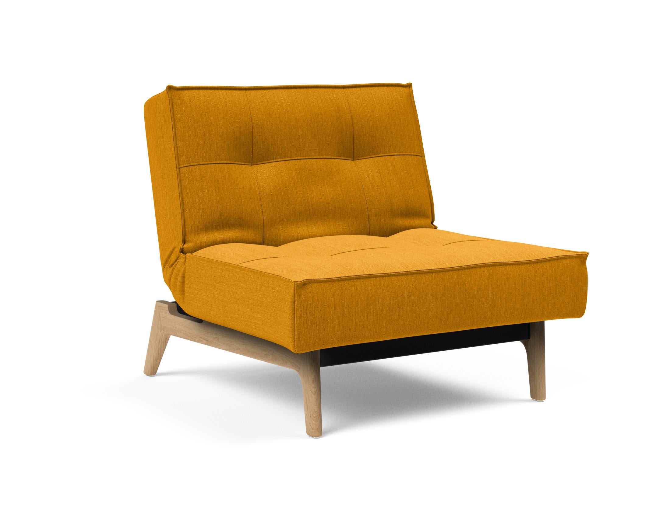 Erleben Sie den Splitback Eik Sessel von Innovation Living – ein stilvoller, flexibler Sessel aus hochwertigem Eichenholz und Stahl, ideal für jedes Zuhause.