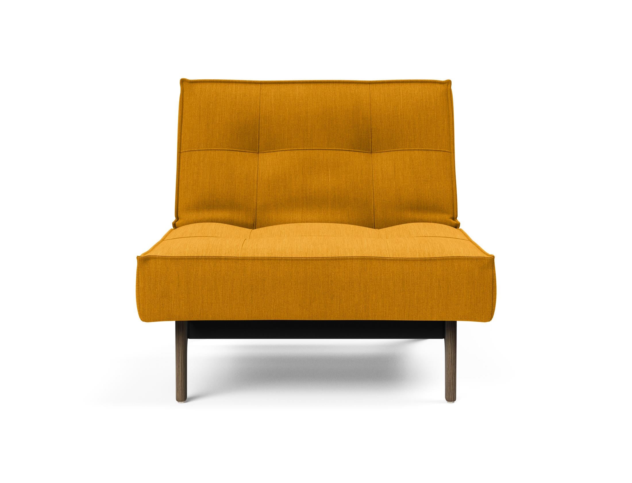 Erleben Sie den Splitback Eik Sessel von Innovation Living – ein stilvoller, flexibler Sessel aus hochwertigem Eichenholz und Stahl, ideal für jedes Zuhause.