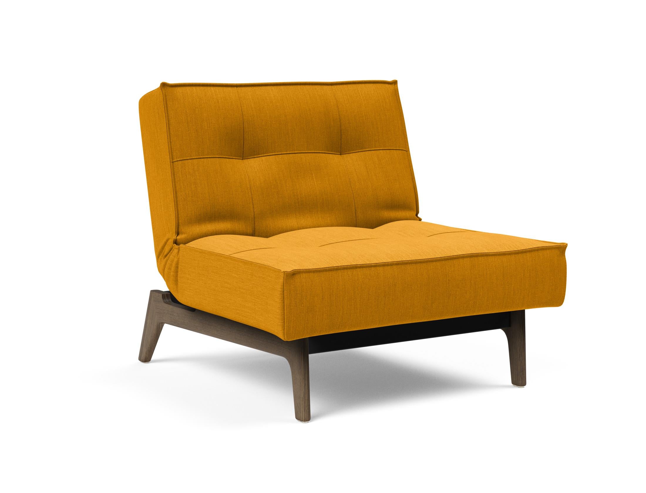 Erleben Sie den Splitback Eik Sessel von Innovation Living – ein stilvoller, flexibler Sessel aus hochwertigem Eichenholz und Stahl, ideal für jedes Zuhause.