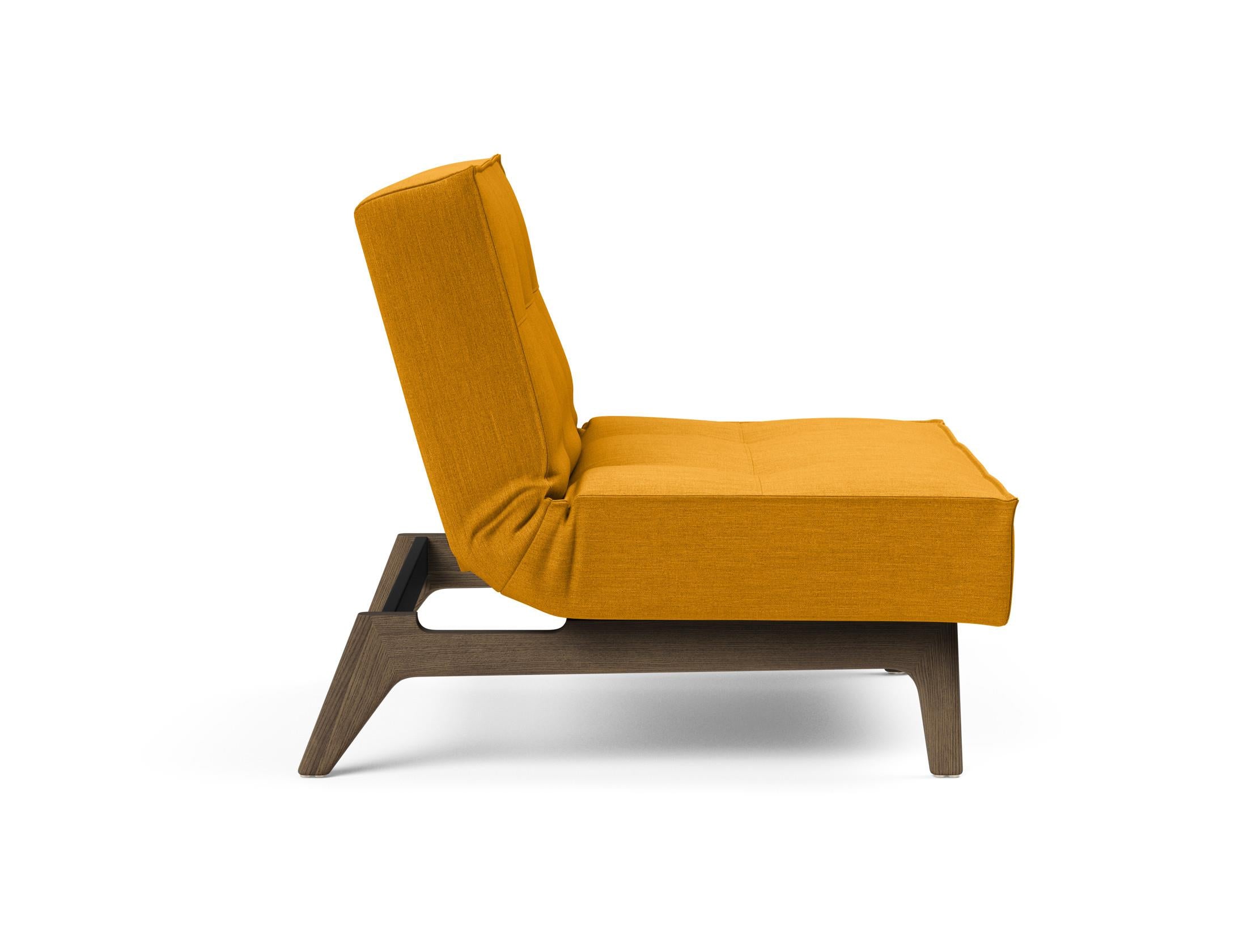 Erleben Sie den Splitback Eik Sessel von Innovation Living – ein stilvoller, flexibler Sessel aus hochwertigem Eichenholz und Stahl, ideal für jedes Zuhause.