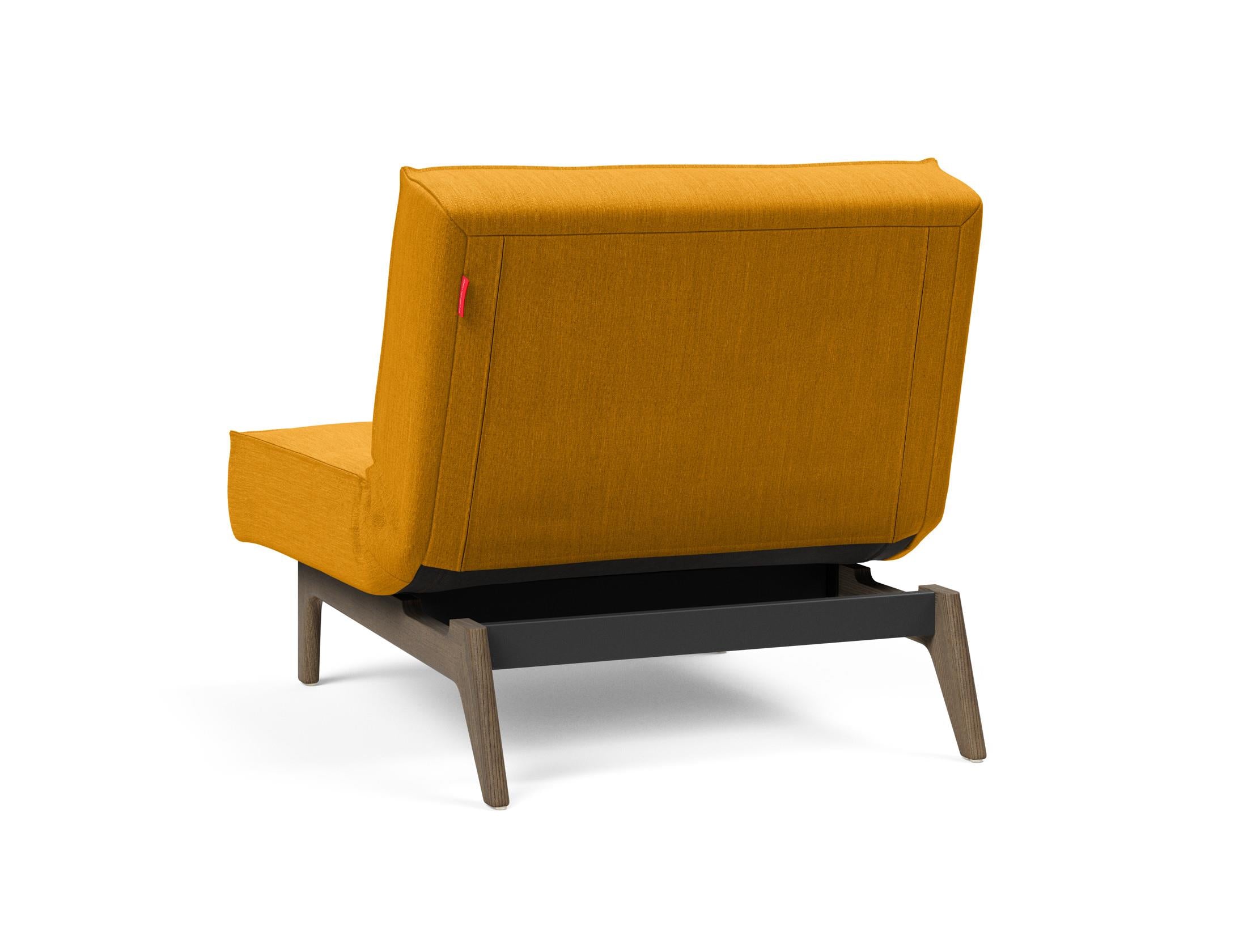 Erleben Sie den Splitback Eik Sessel von Innovation Living – ein stilvoller, flexibler Sessel aus hochwertigem Eichenholz und Stahl, ideal für jedes Zuhause.