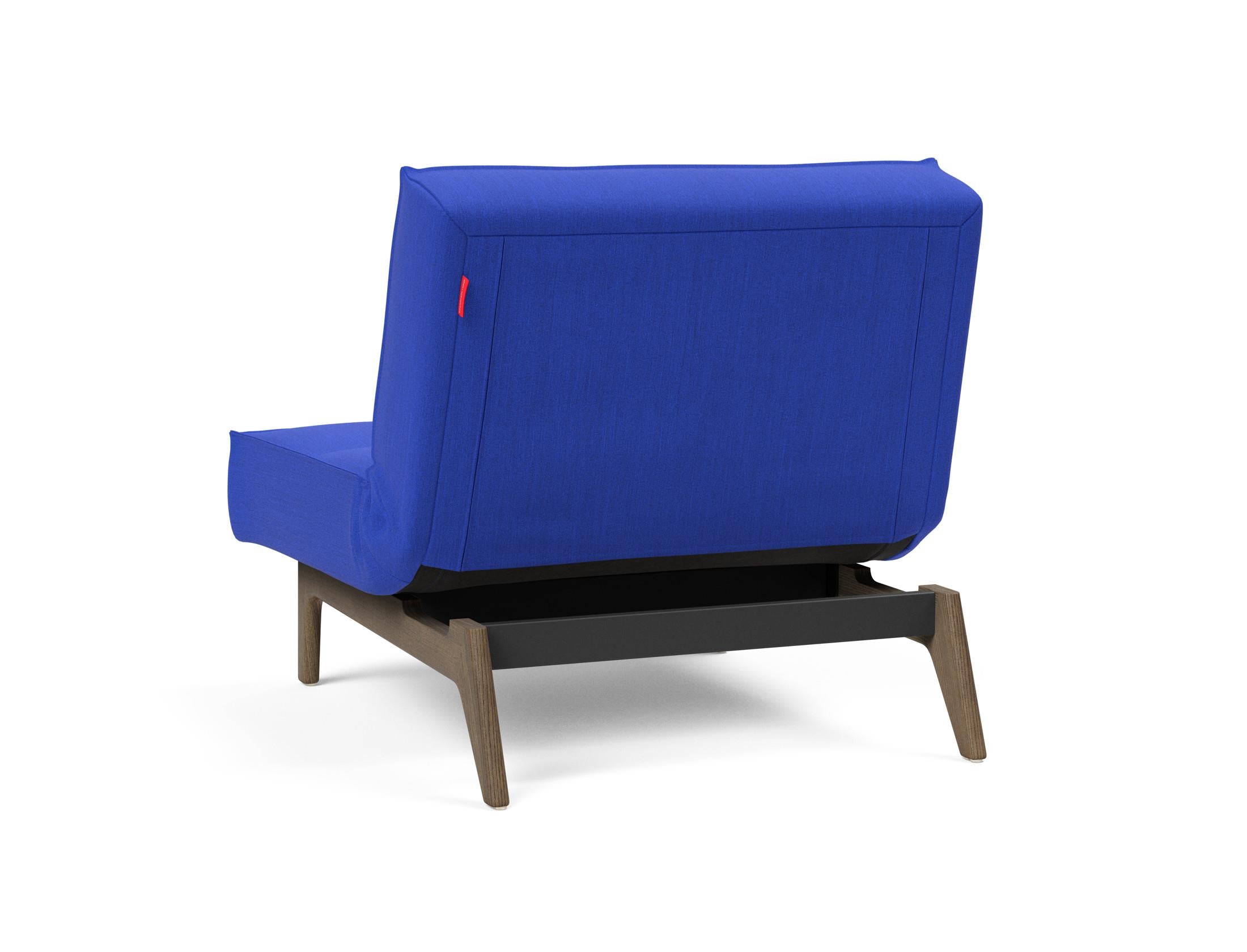 Erleben Sie den Splitback Eik Sessel von Innovation Living – ein vielseitiges Möbelstück aus Eichenholz und Stahl, das Stil und Komfort in Ihr Zuhause bringt.