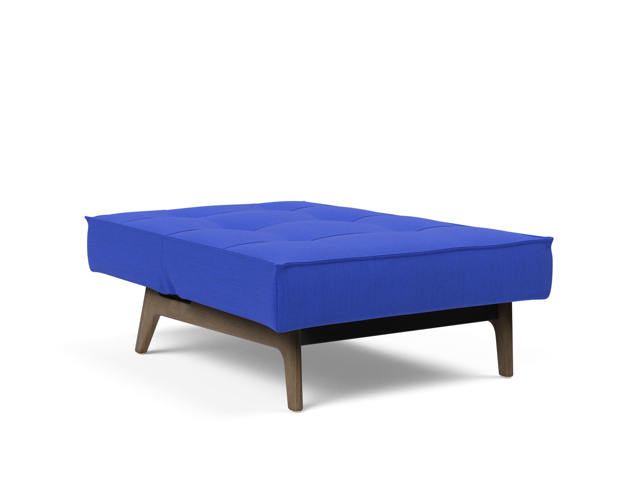 Erleben Sie den Splitback Eik Sessel von Innovation Living – ein vielseitiges Möbelstück aus hochwertigem Eichenholz und Stahl, perfekt für stilvolle Wohnräume.