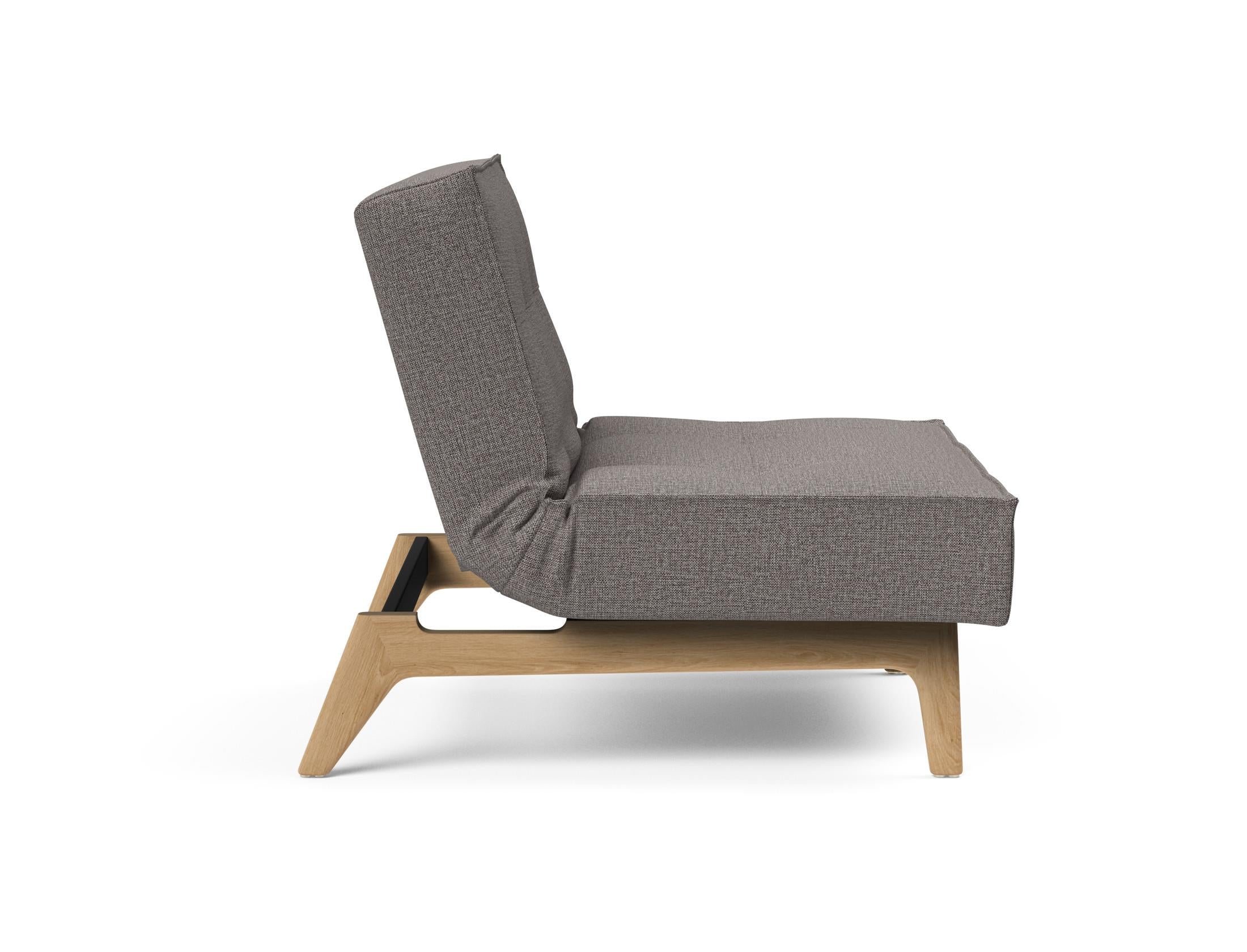 Erleben Sie den Splitback Eik Sessel von Innovation Living – ein elegantes, multifunktionales Möbelstück aus hochwertigem Eichenholz und Stahl, ideal für jedes Zuhause.