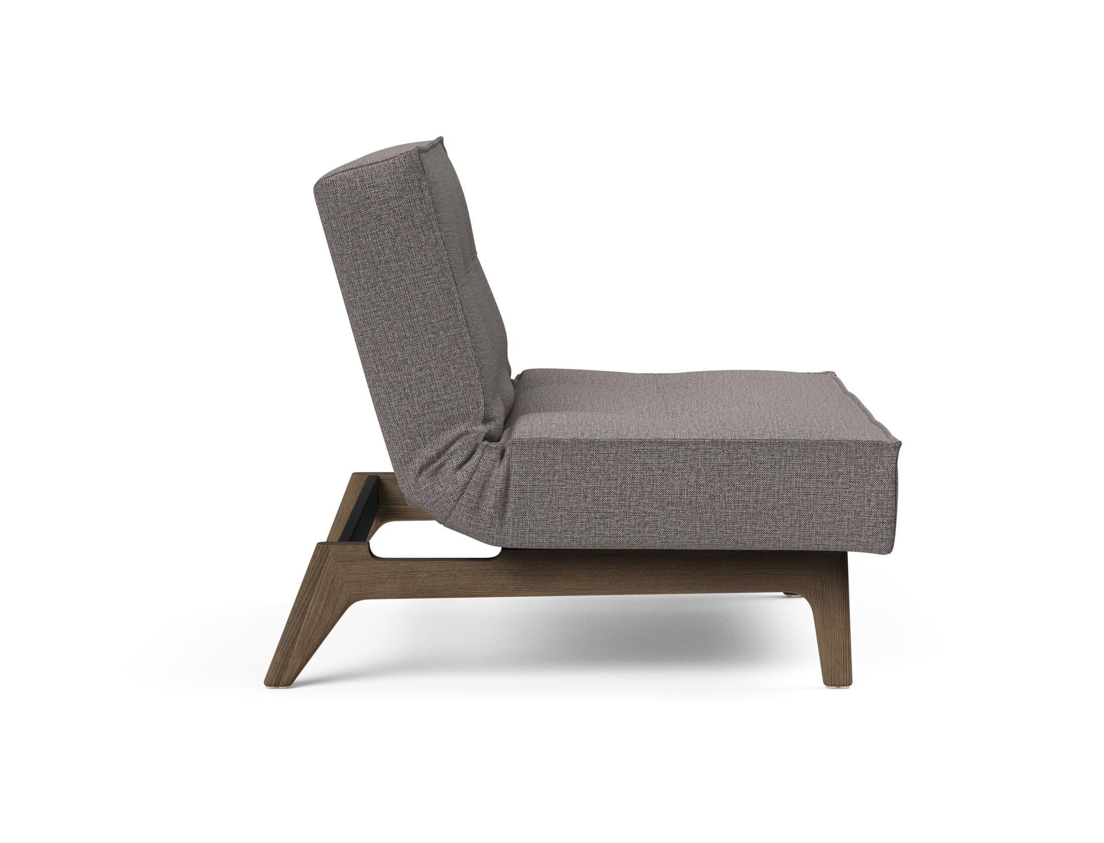 Erleben Sie den Splitback Eik Sessel von Innovation Living – ein stilvoller, flexibler Sessel aus hochwertigem Eichenholz und Stahl, ideal für jedes Zuhause.