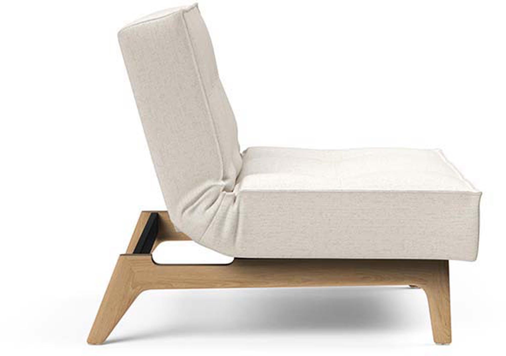 Erleben Sie den Splitback Eik Sessel von Innovation Living – ein stilvoller, flexibler Sessel aus hochwertigem Eichenholz und Stahl, ideal für jedes Zuhause.