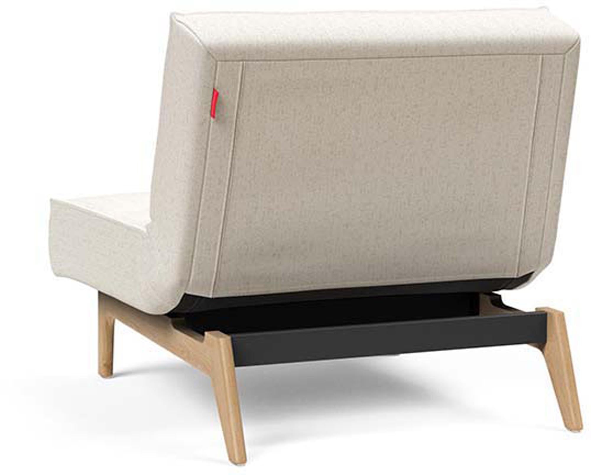 Erleben Sie den Splitback Eik Sessel von Innovation Living – ein stilvoller, flexibler Sessel aus hochwertigem Eichenholz und Stahl, ideal für jedes Zuhause.