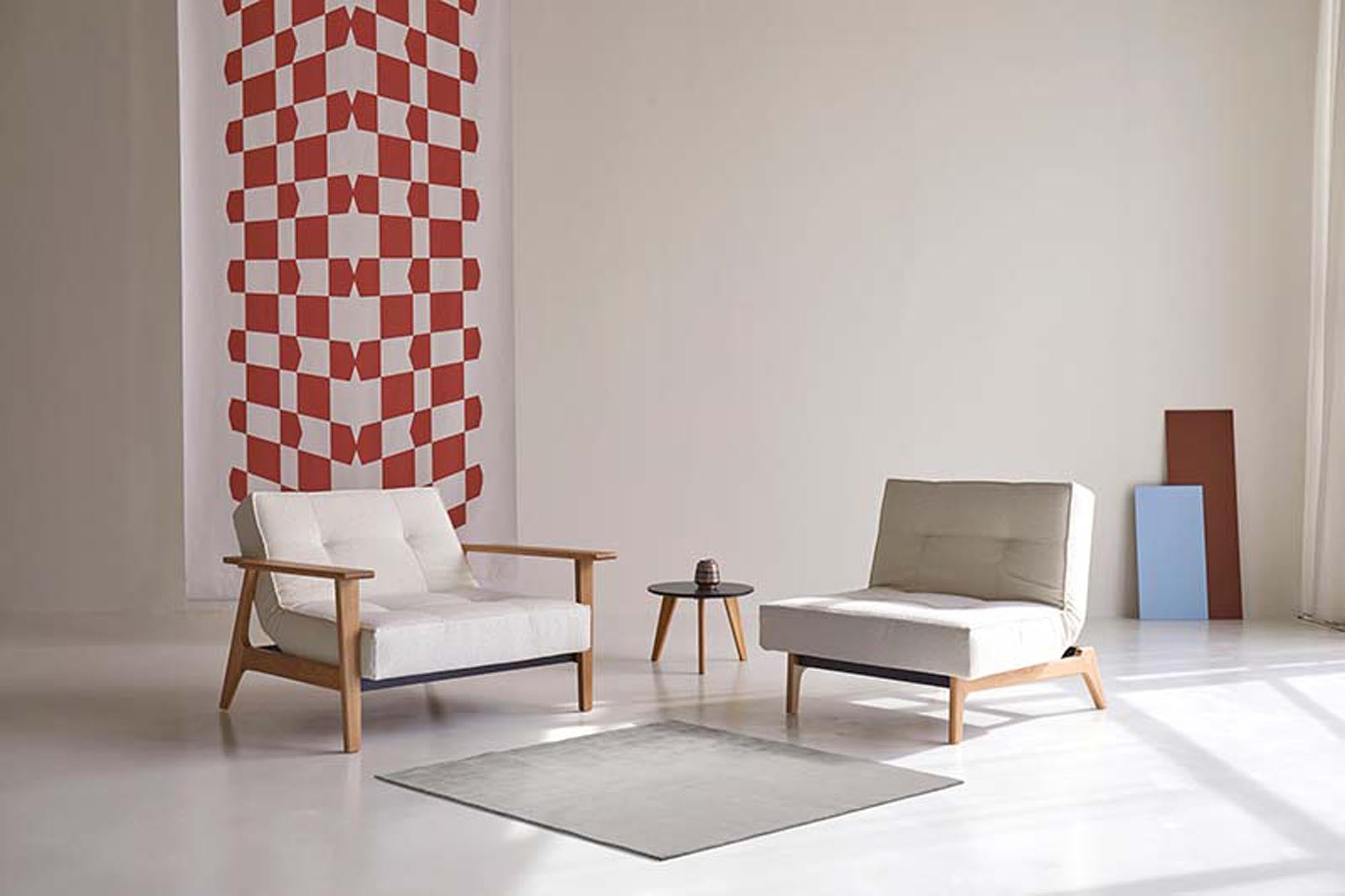 Entdecken Sie den Splitback Eik Sessel von Innovation Living – ein elegantes, multifunktionales Möbelstück aus robustem Eichenholz und Stahl, perfekt für Ihr Zuhause.