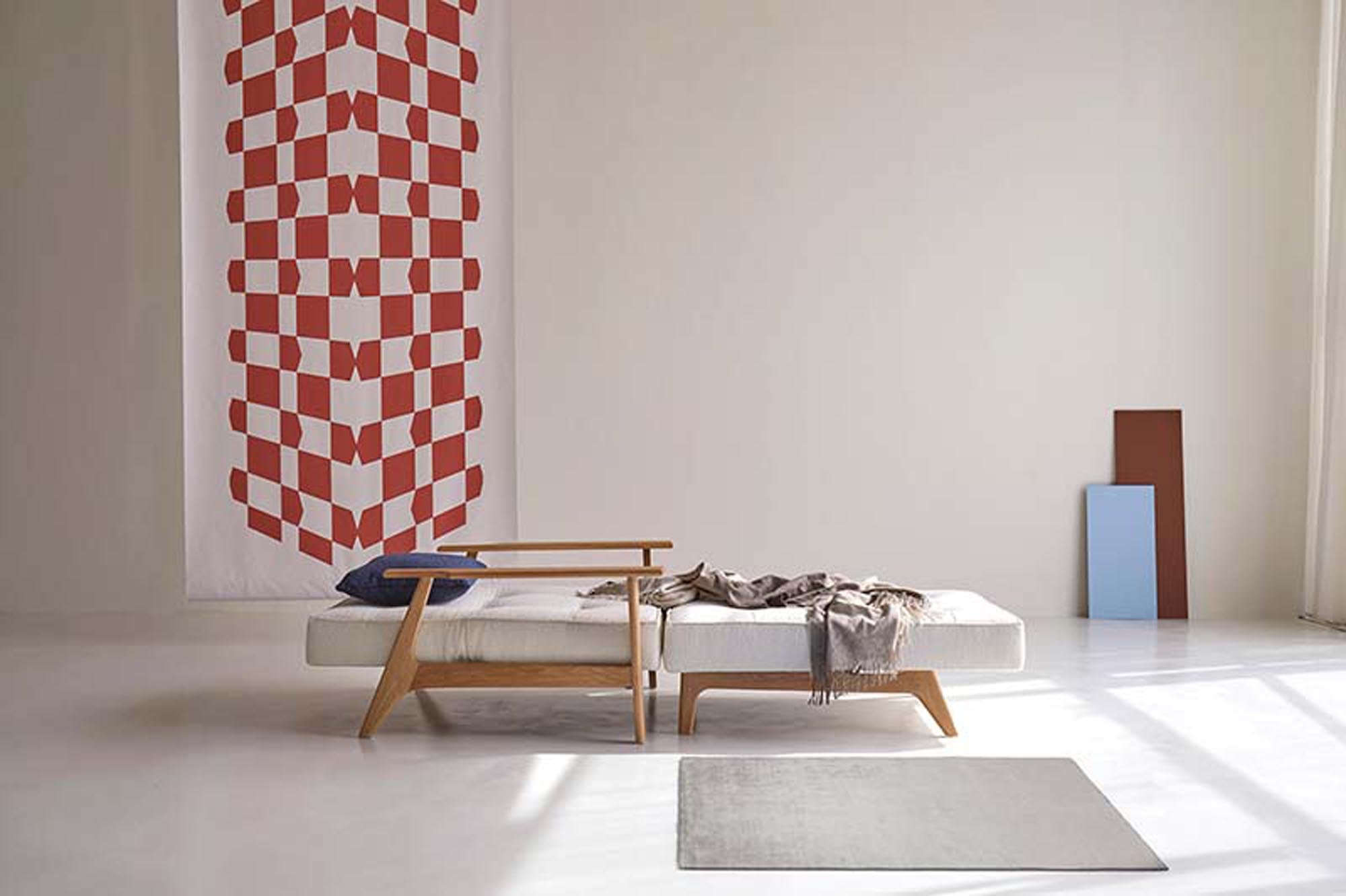 Erleben Sie den Splitback Eik Sessel von Innovation Living – ein stilvoller, flexibler Sessel aus hochwertigem Eichenholz und Stahl, ideal für jedes Zuhause.