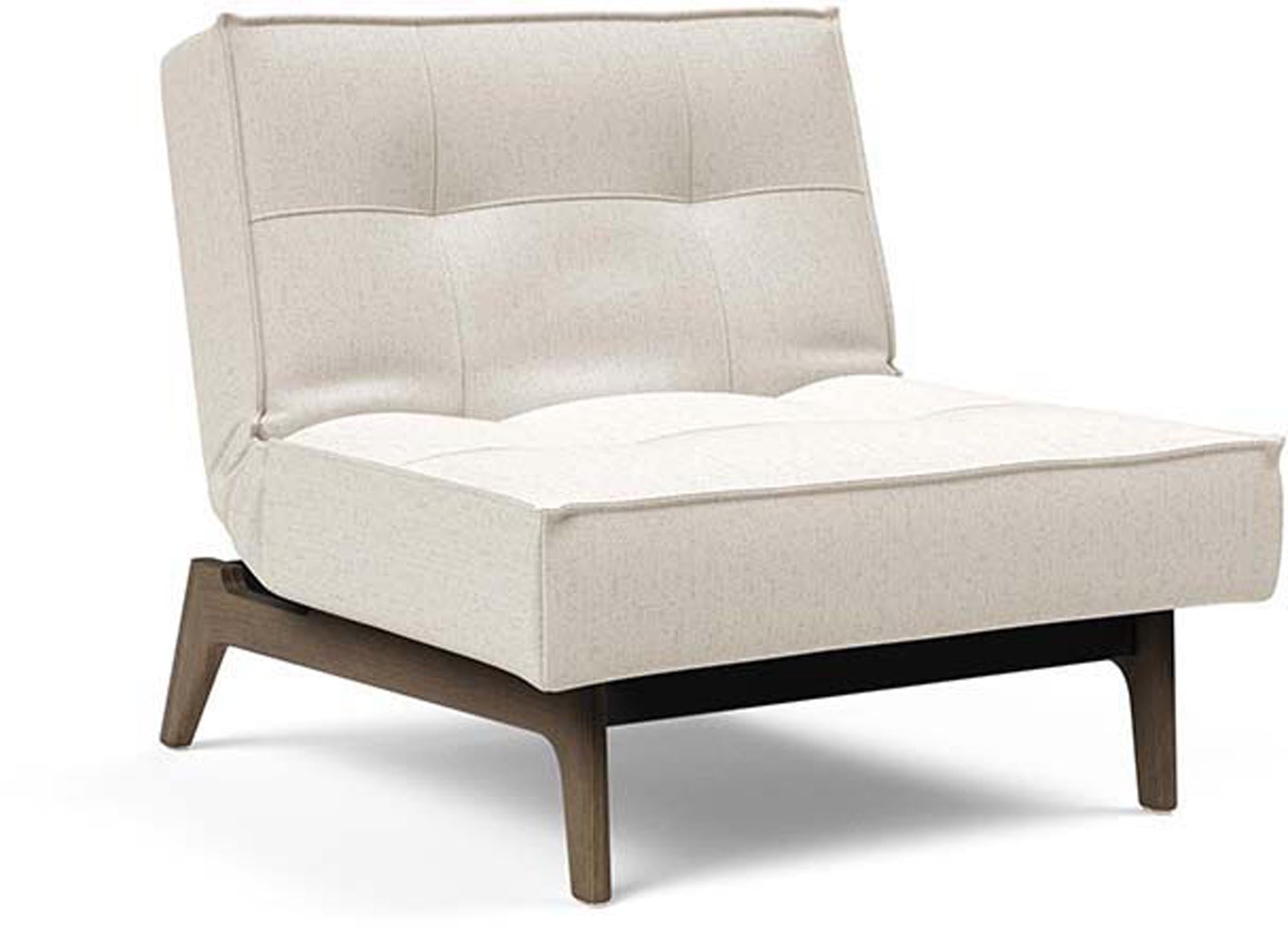 Erleben Sie den Splitback Eik Sessel von Innovation Living – ein stilvoller, flexibler Sessel aus hochwertigem Eichenholz und Stahl, ideal für jedes Zuhause.