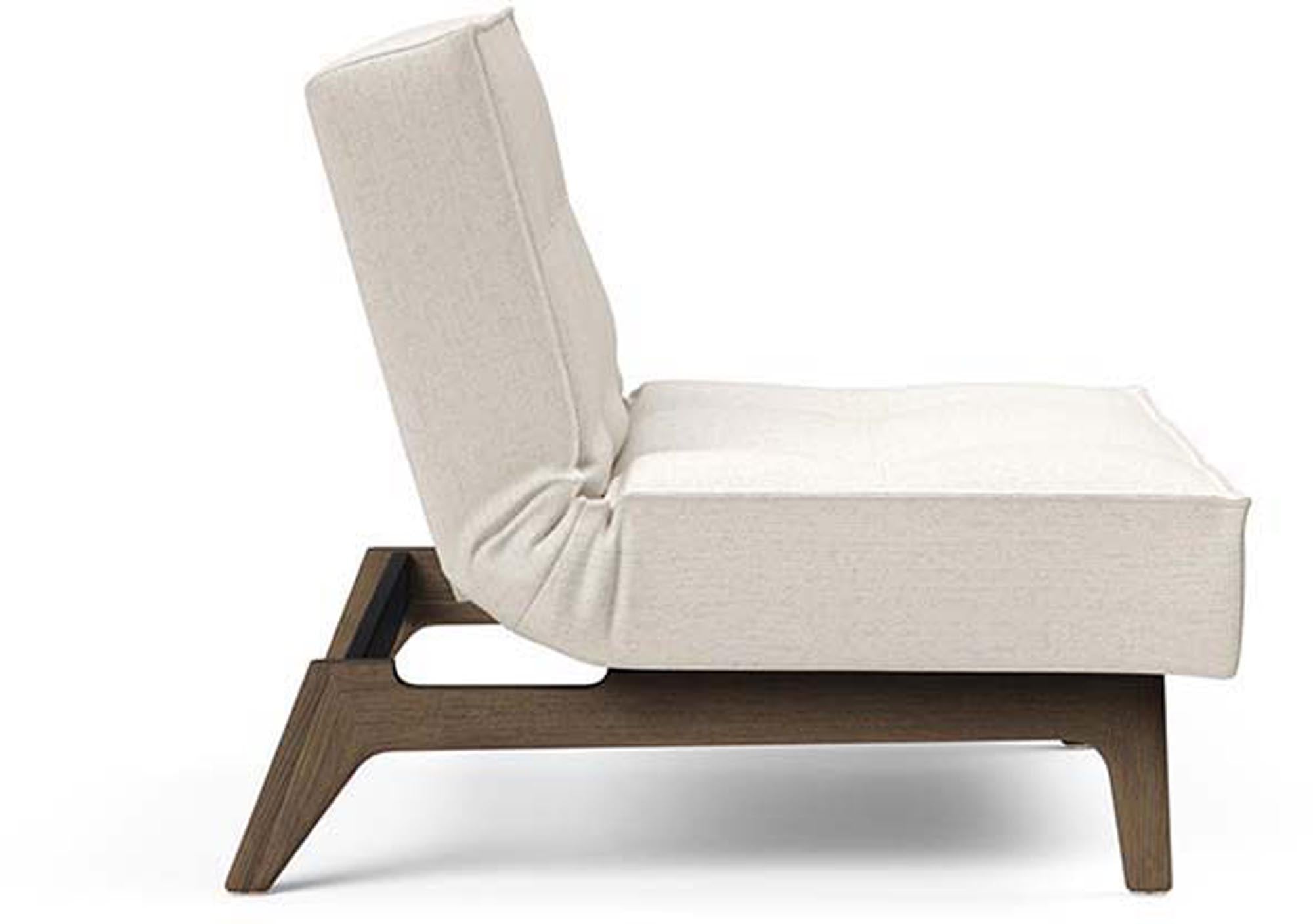 Erleben Sie den Splitback Eik Sessel von Innovation Living – ein stilvoller, flexibler Sessel aus hochwertigem Eichenholz und Stahl, ideal für jedes Zuhause.