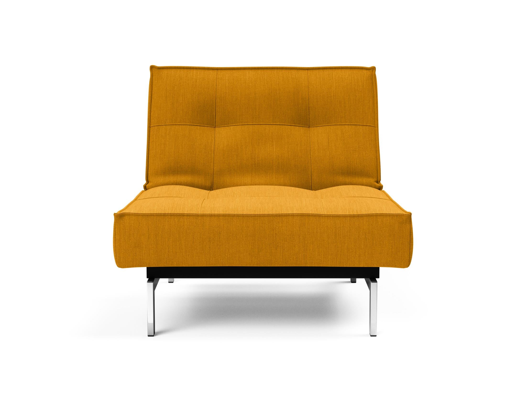 Entdecken Sie den Splitback Chrome Sessel: Stilvolles, modernes Design mit Chrombeinen, ideal für flexible Wohnräume und als praktische Liegefläche.