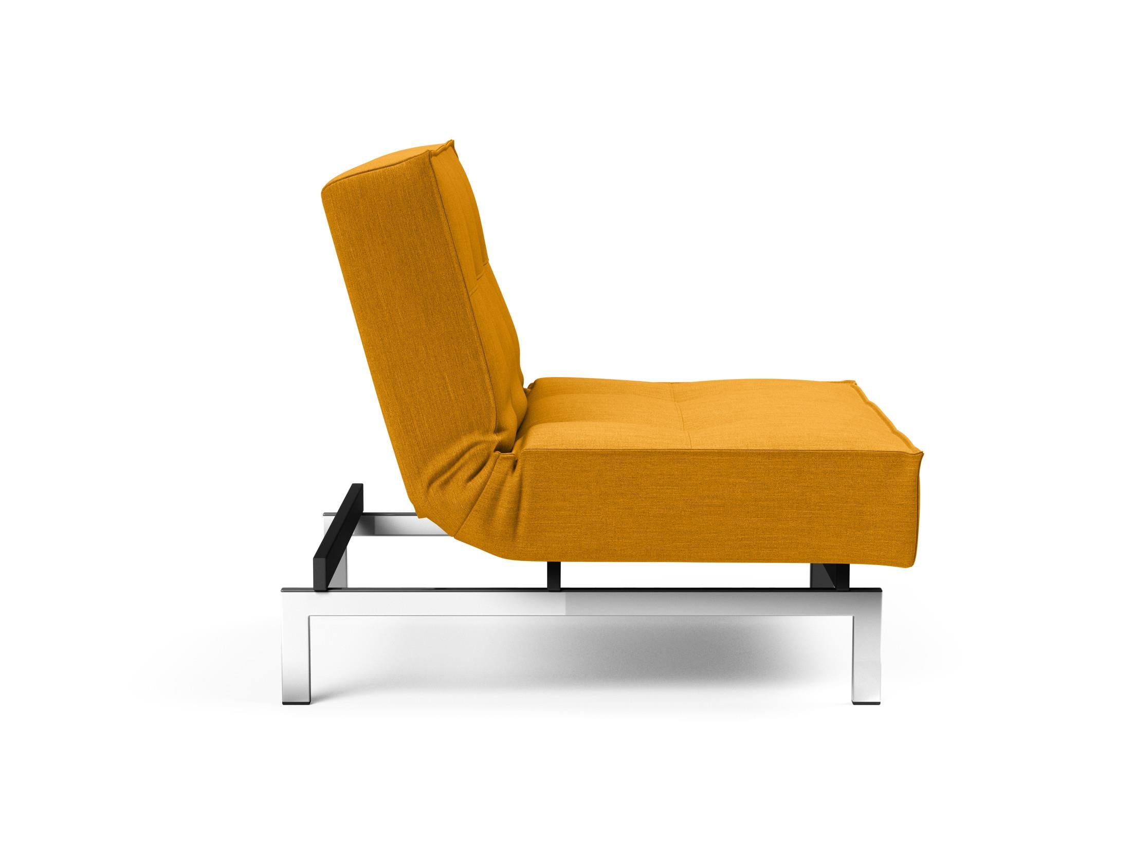 Entdecken Sie den Splitback Chrome Sessel: Stilvolles, modernes Design mit Chrombeinen, ideal für flexible Wohnräume und als praktische Liegefläche.